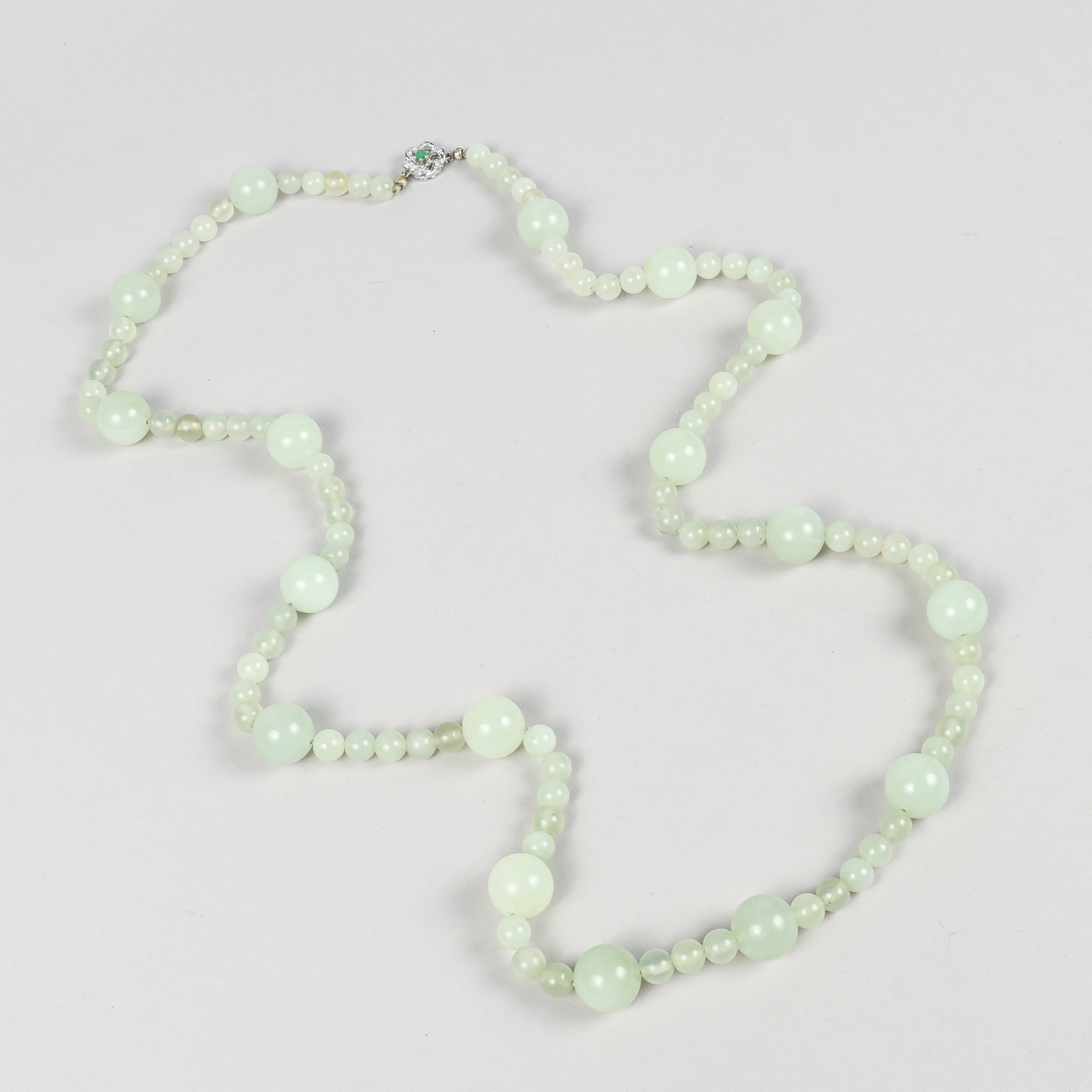 COLLIER, kulslipad jade, lås i 18k vitguld med briljanter och smaragd.