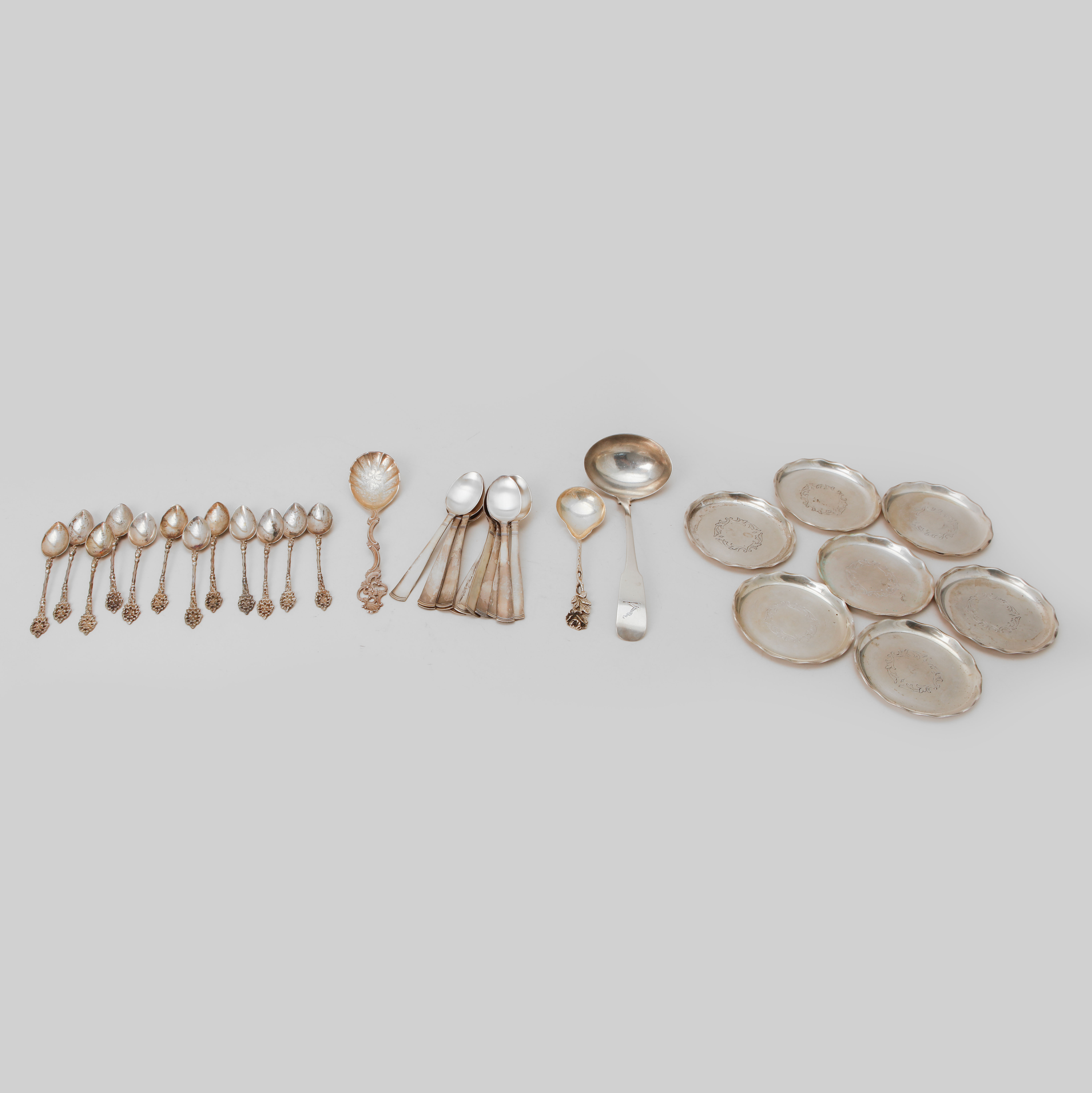SILVERFÖREMÅL, 34 delar, svenska och utländska stämplar 1900-tal. Vikt ca 610 g.