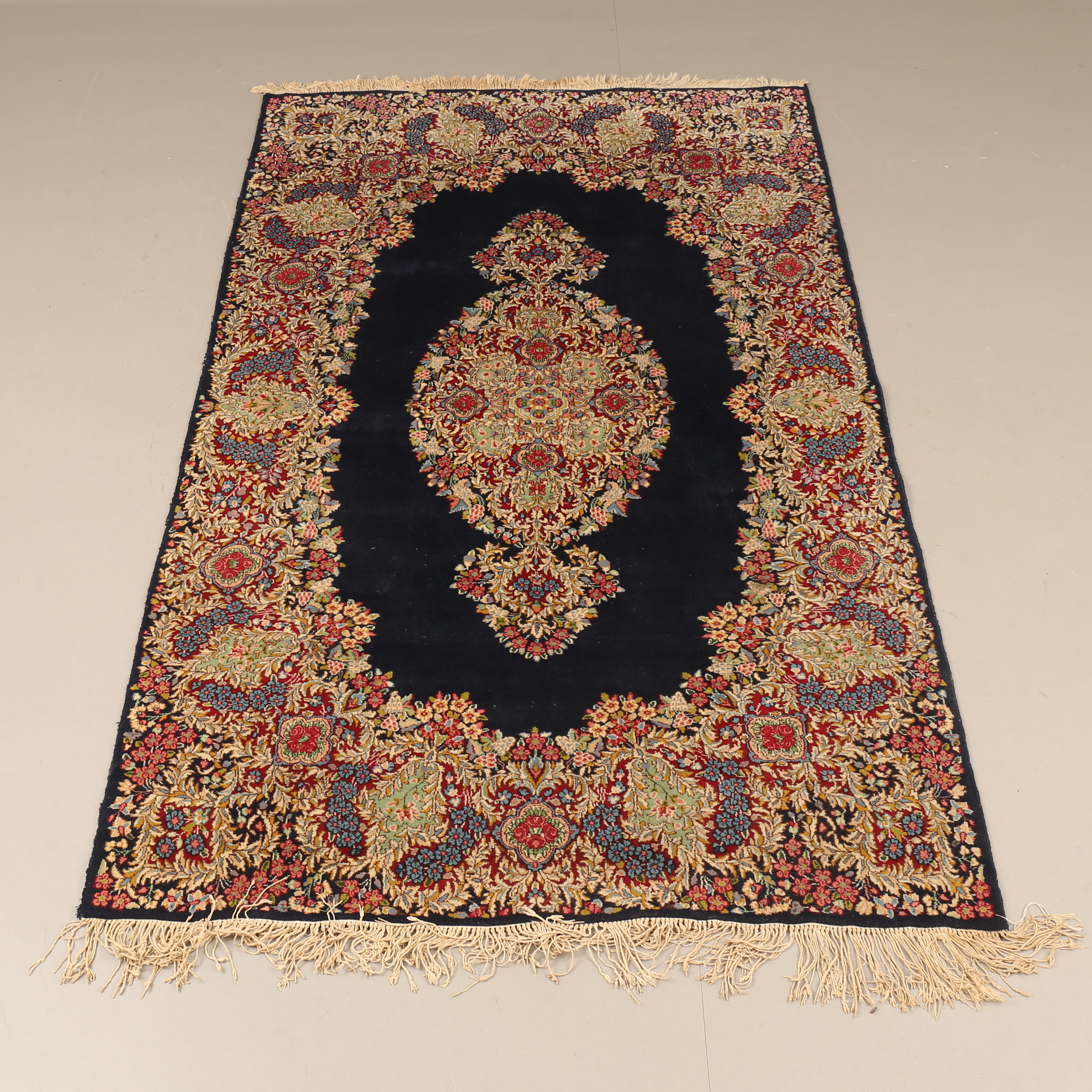 MATTA, Kirman, cirka 255 x 158 cm.