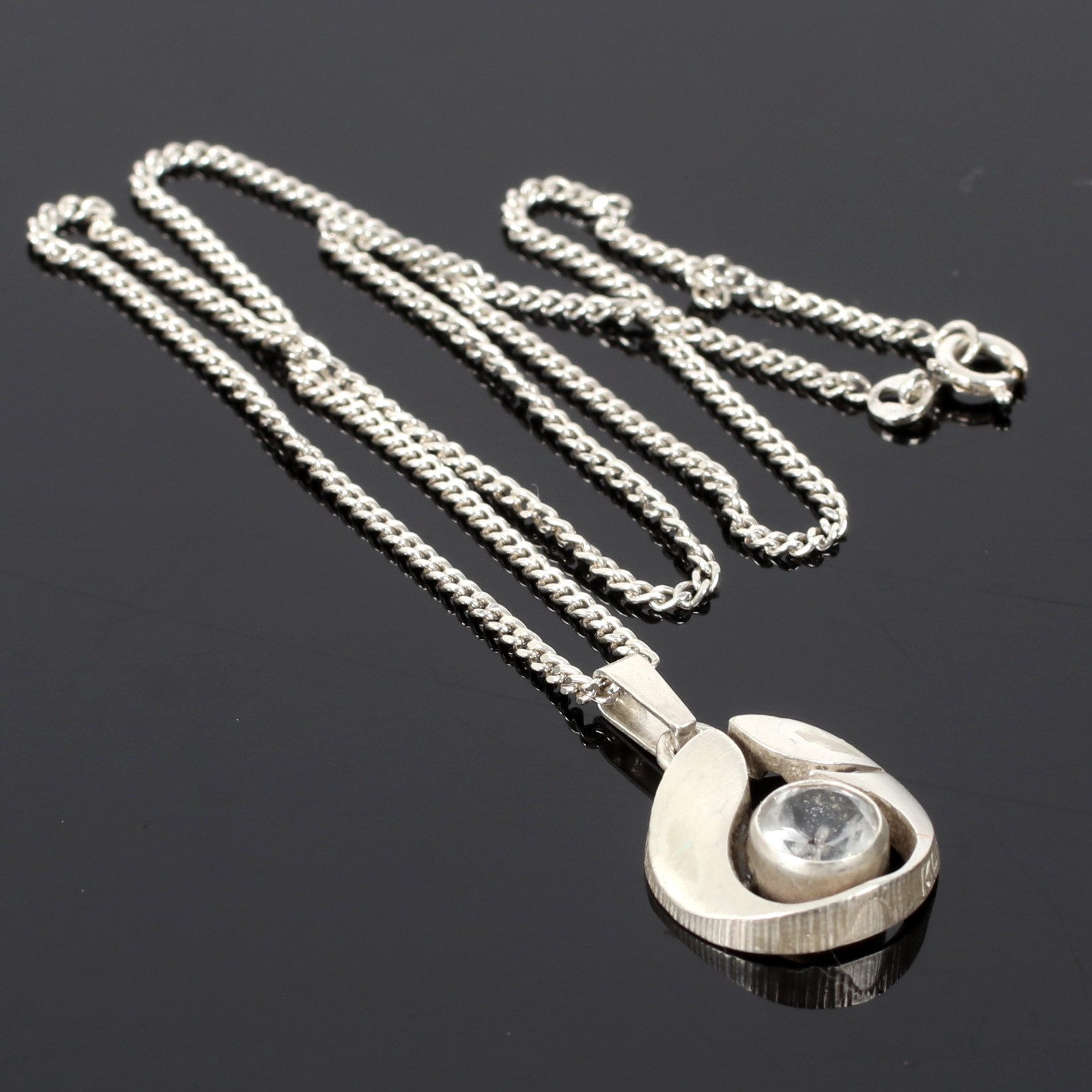 (6A31) HÄNGE, Sterling silver, med KEDJA, silver, "Finnfeeling", med bergskristall, Sten & Laine, Finland. 1900-talet andra hälft.