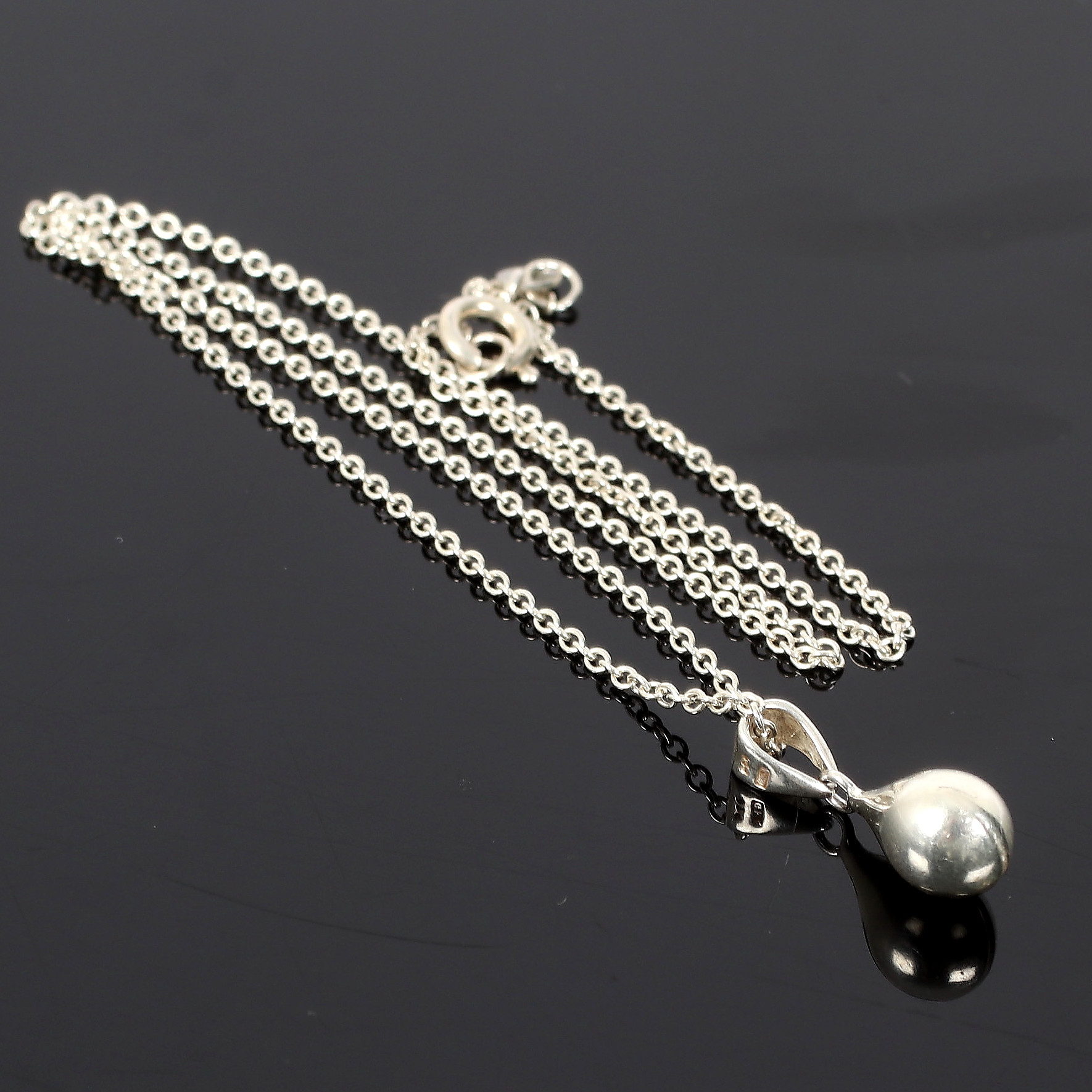 (6A33) HÄNGE Sterling silver, "droppe", med KEDJA, silver, 1900-tal.