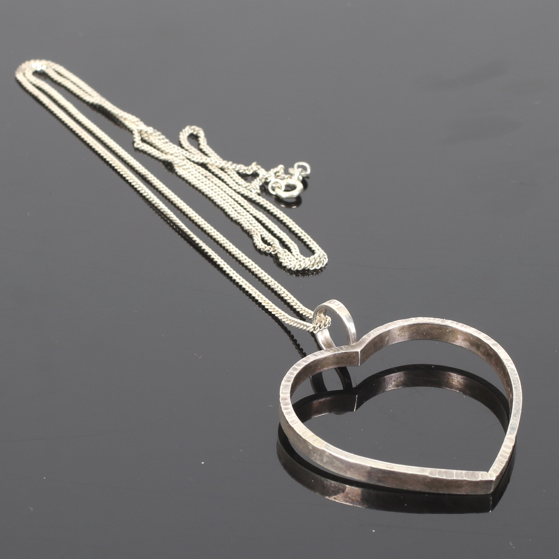 (6A34) HÄNGE och KEDJA, Sterling silver, "hjärta", Silversmed Martin Öhman, Halmstad. 1976.
