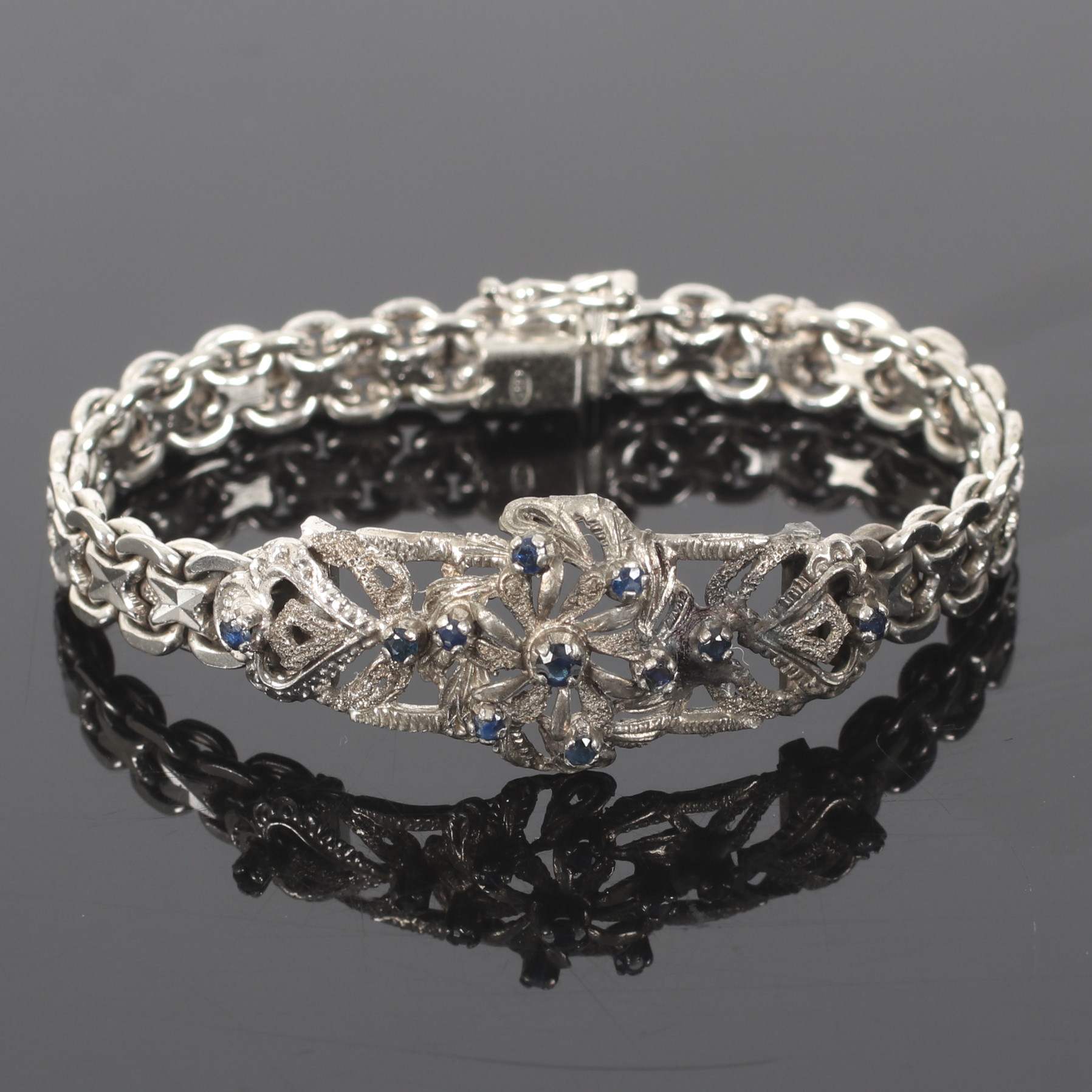 (6A38) ARMBAND, silver med blå stenar, 1900-tal.