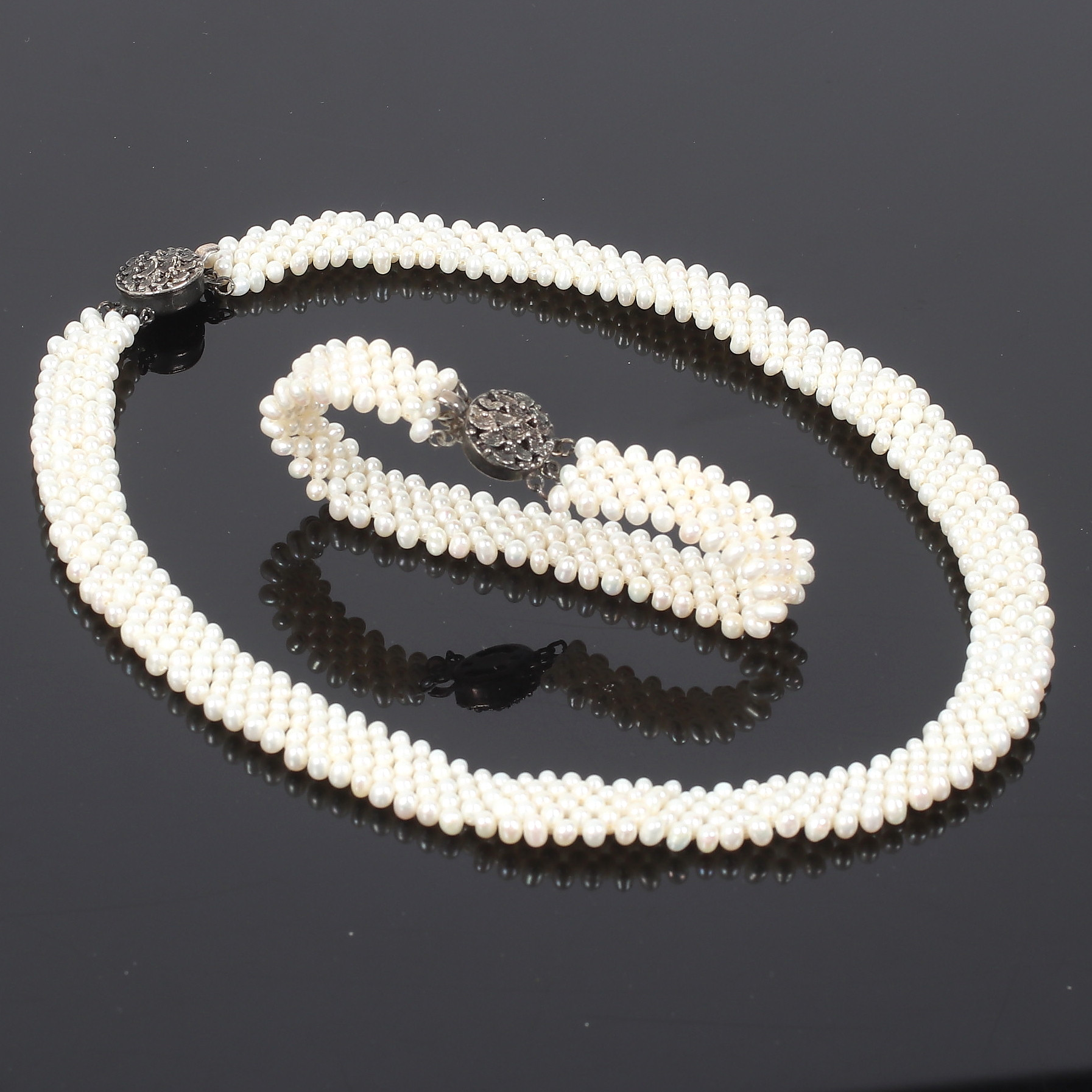 (6A39) COLLIER och ARMBAND, silverlås, med sötvattenspärlor. 1900-tal.