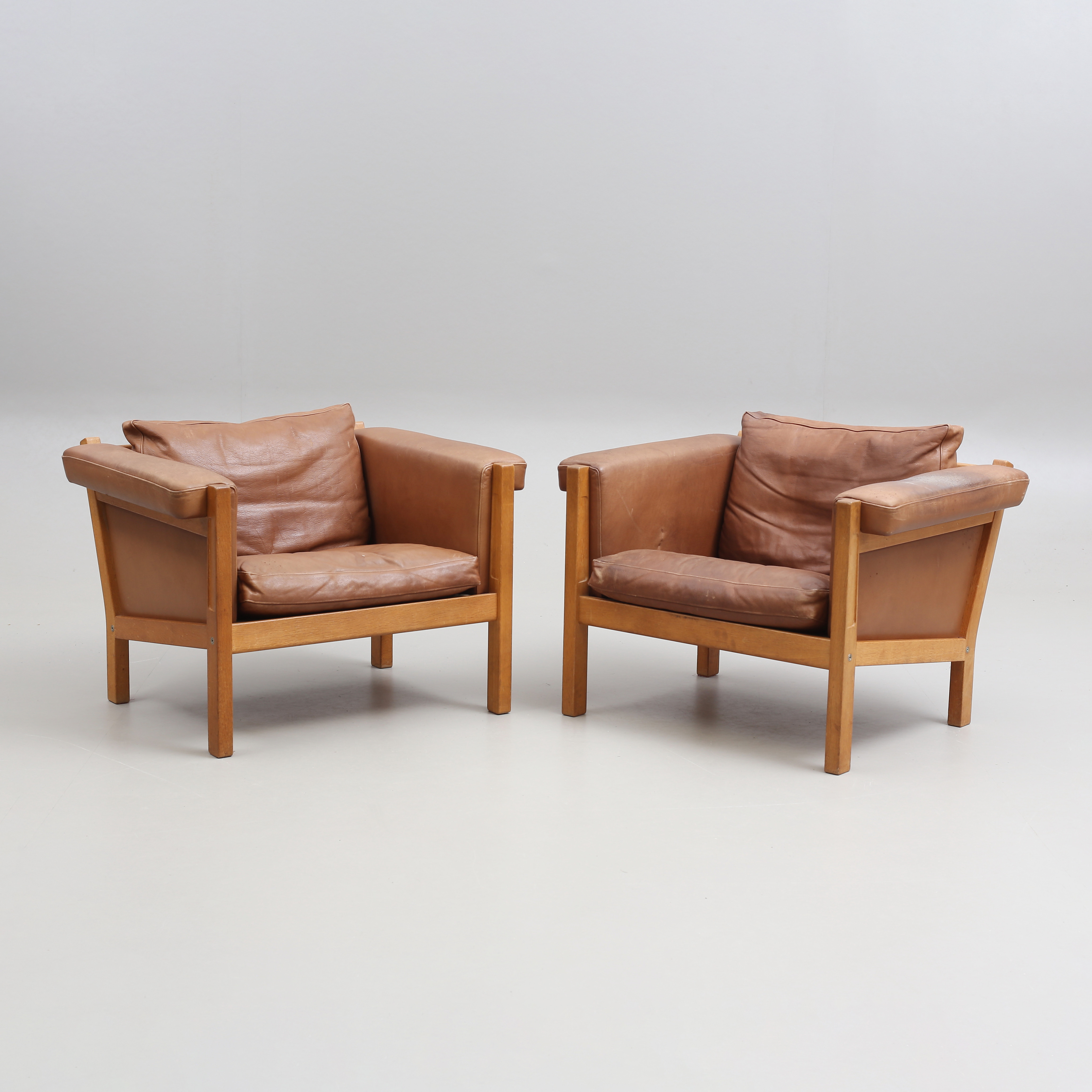 HANS J WEGNER. Fåtöljer, ett par, modell GE-40, ek, läder, formgiven 1965 för Getama, Danmark.