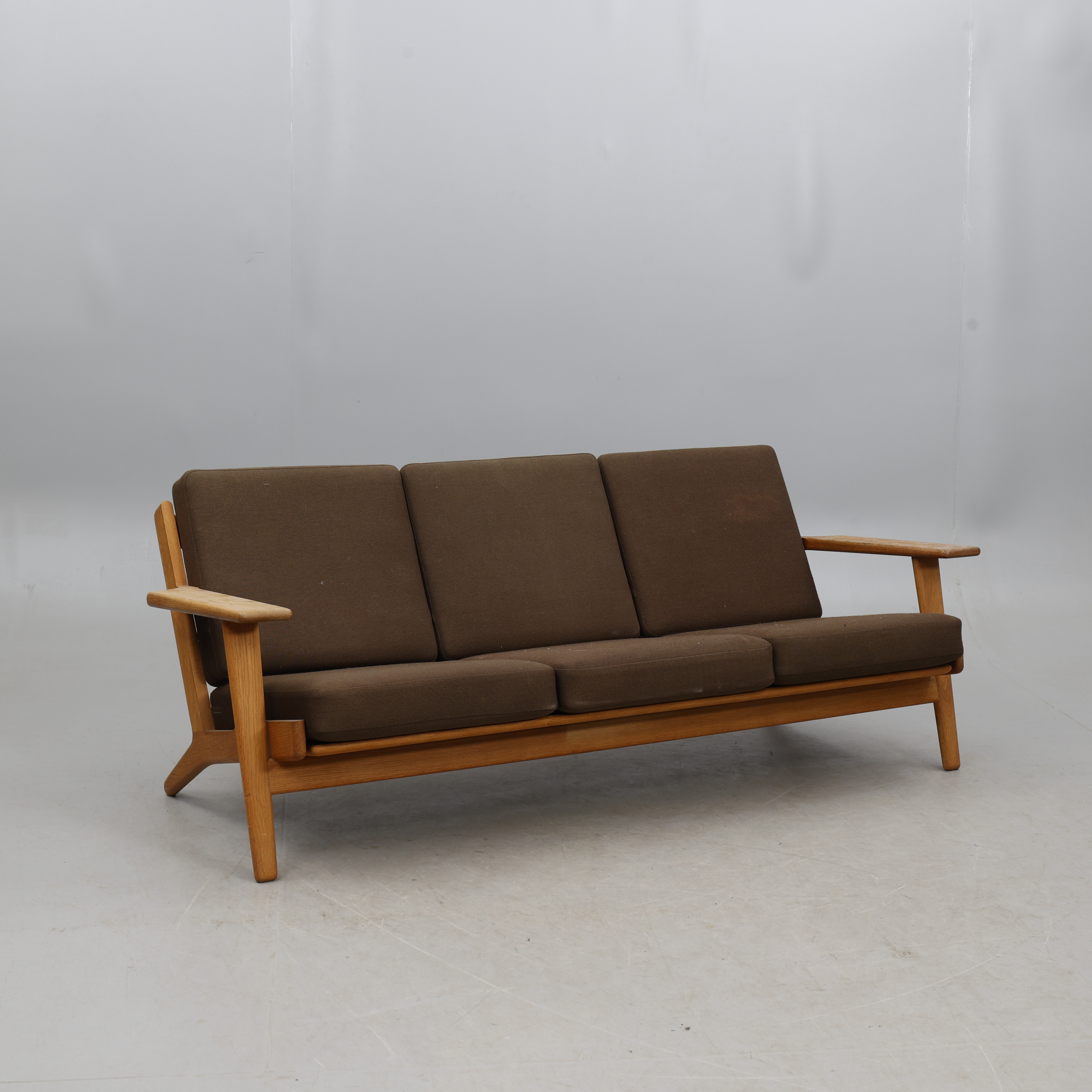 HANS J WEGNER. Soffa, 3-sits, stomme i massiv ek, "GE 290/3", Getama, Danmark, 1950/60-tal.