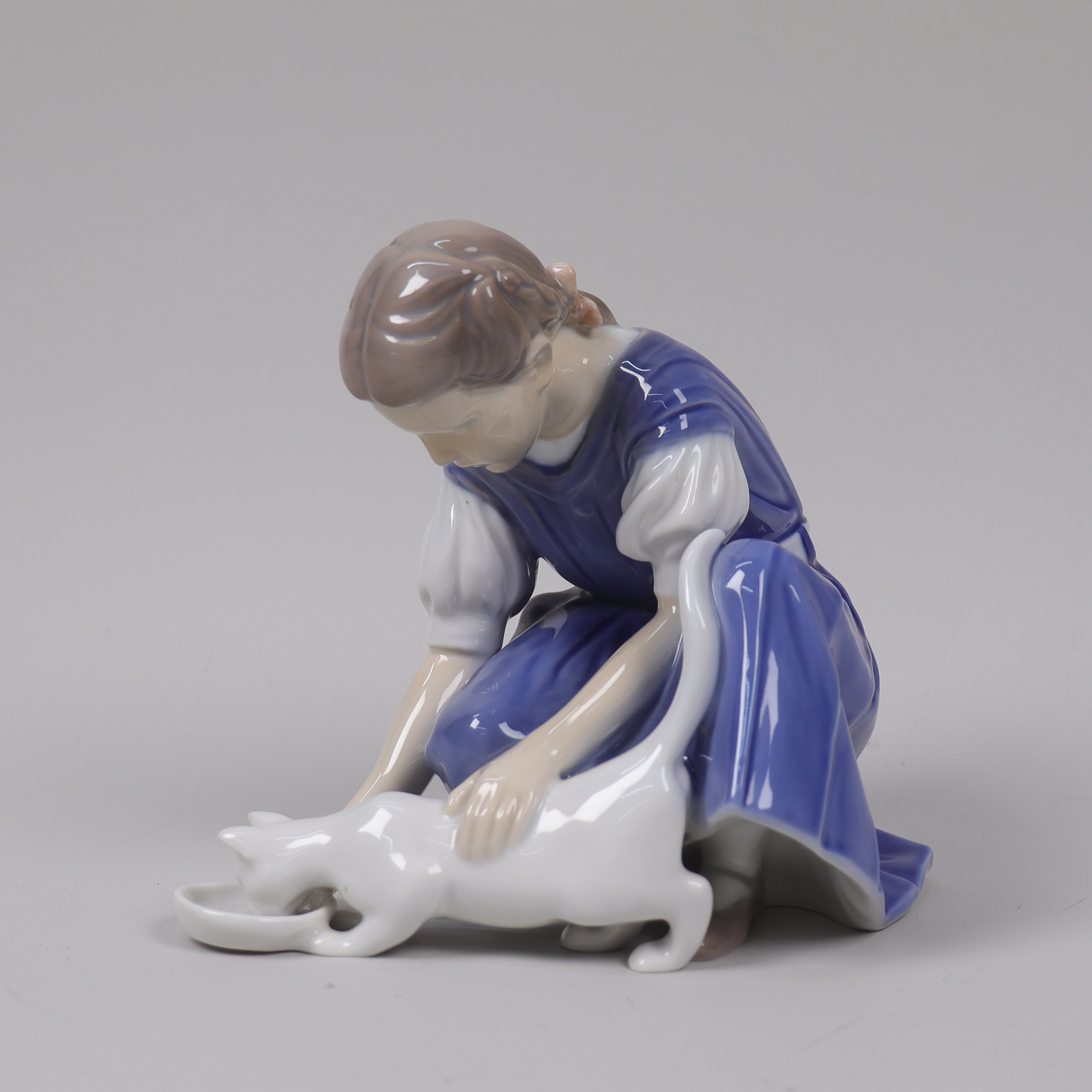FIGURIN, Ingeborg Plockross Irminger för Bing & Gröndahl, #1745, flicka med katt.