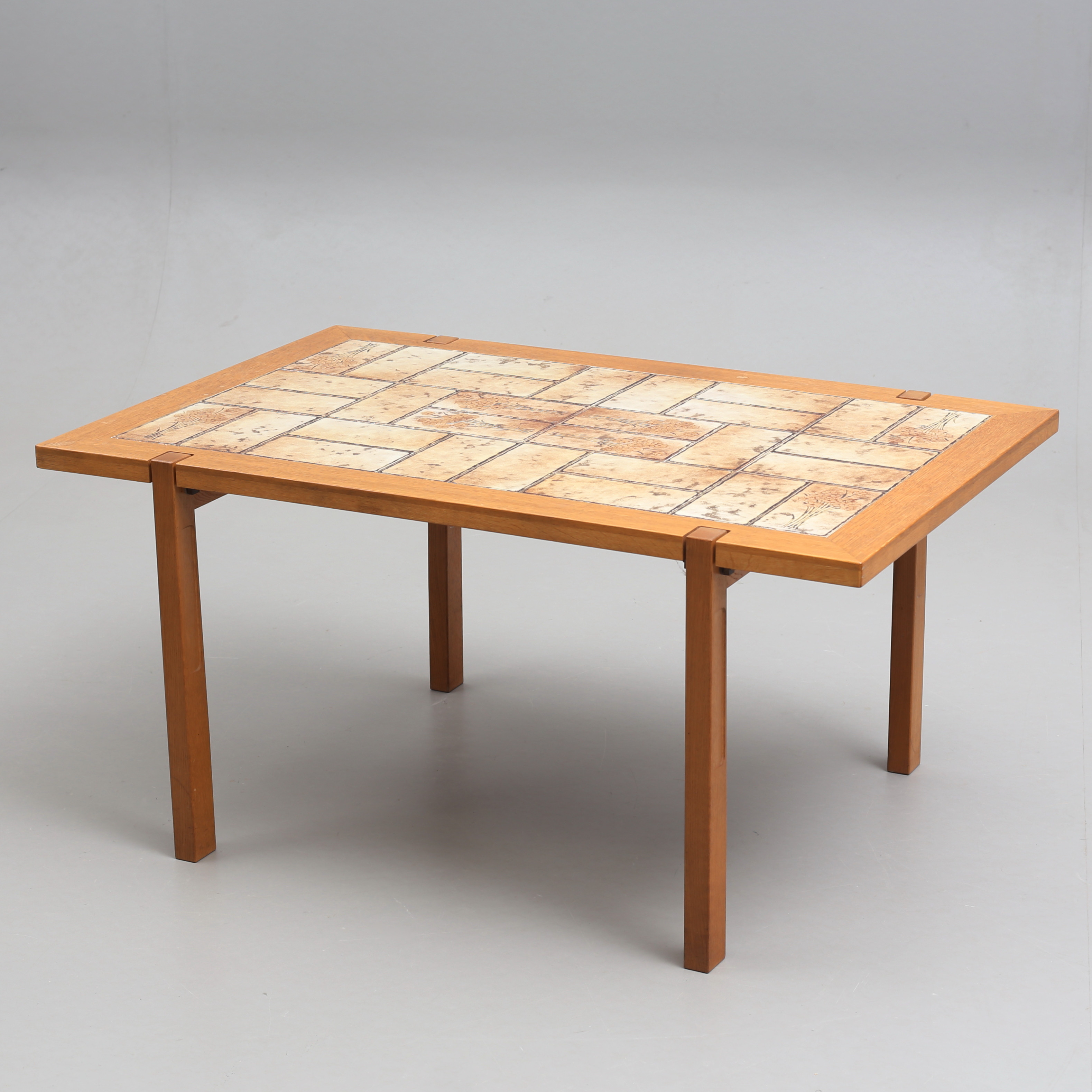 HANS J WEGNER. Soffbord med kakelplattor, för Getama, Danmark, 1900-talets andra hälft.