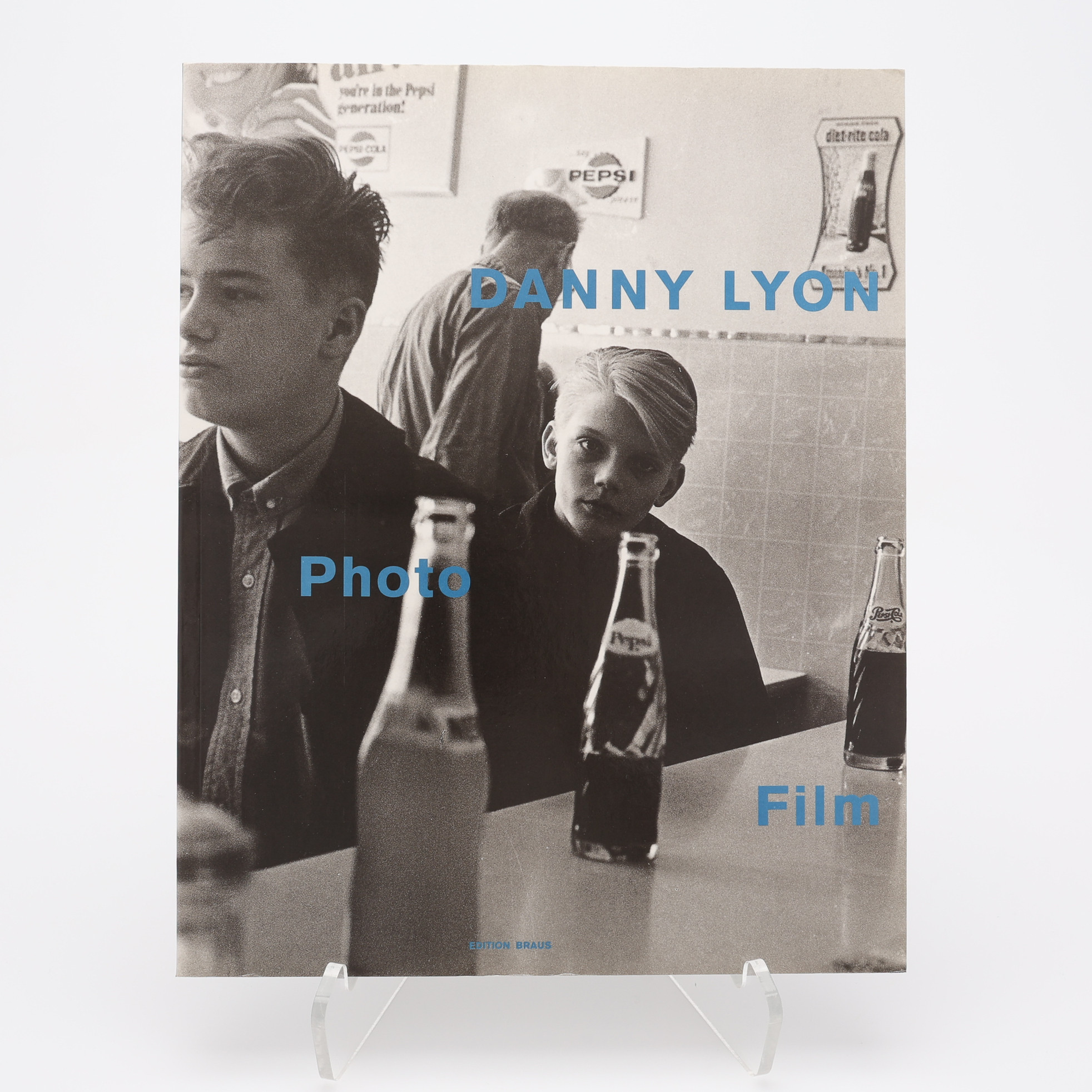 FOTO. DEN AMERIKANSKE FOTOGRAFEN DANNY LYONS UTSTÄLLNINGSBOK "PHOTO FILM" I FÖRSTA UPPLAGAN, 1991.