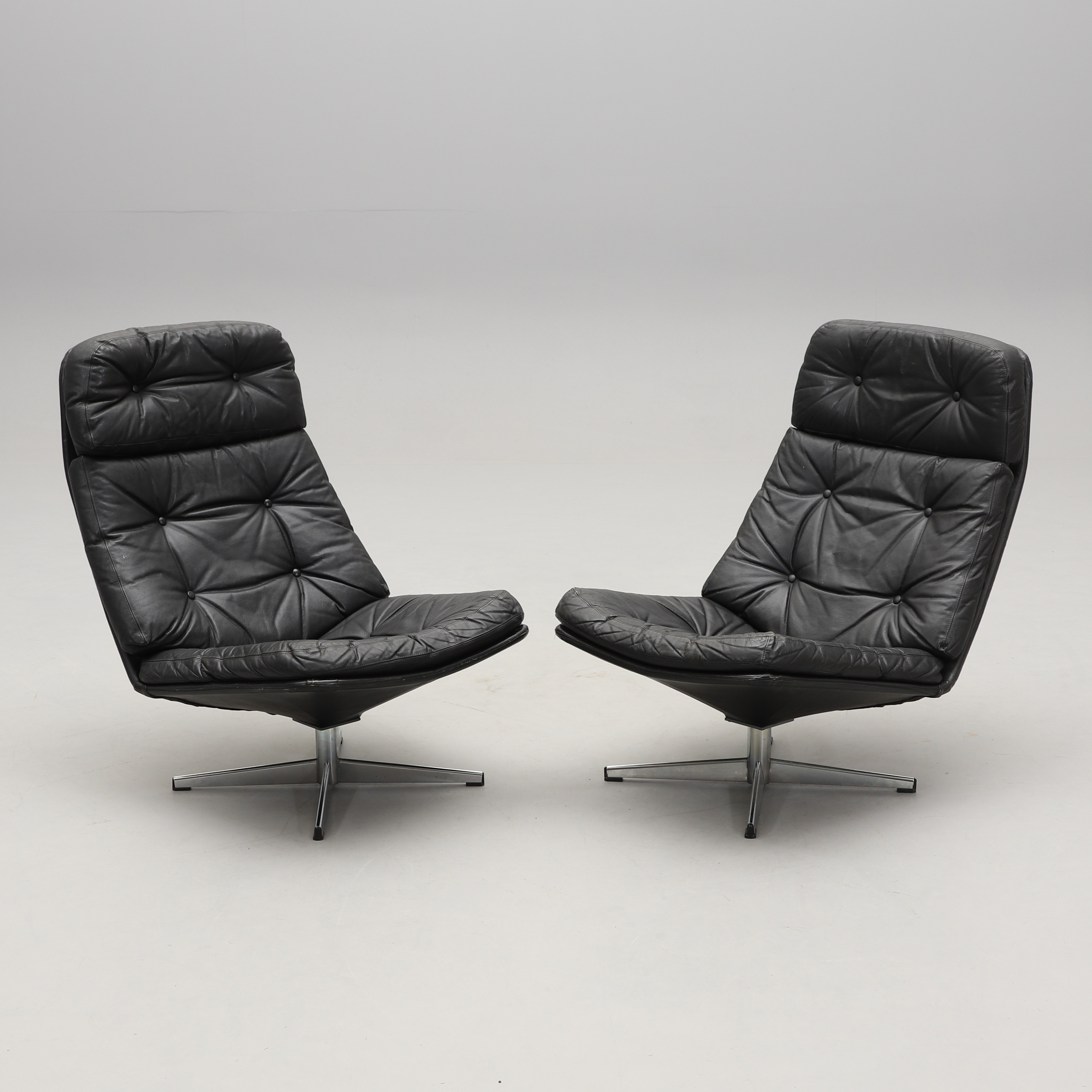 GILLIS LUNDGREN. Snurrfåtöljer, ett par, "Mila Hög", IKEA, 1970-tal.