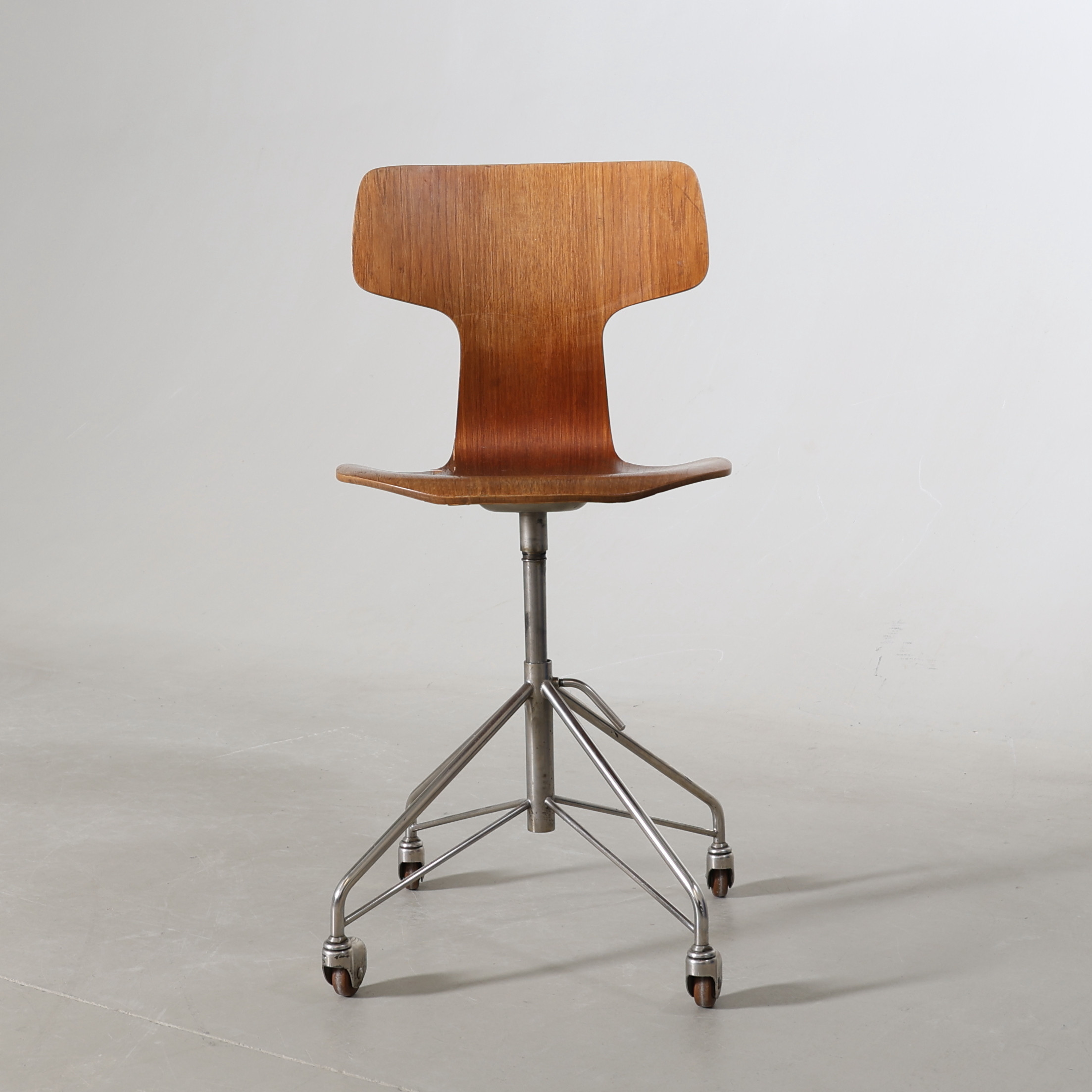 ARNE JACOBSEN. Skrivbordsstol, "T-stolen", för Fritz Hansen, Danmark.