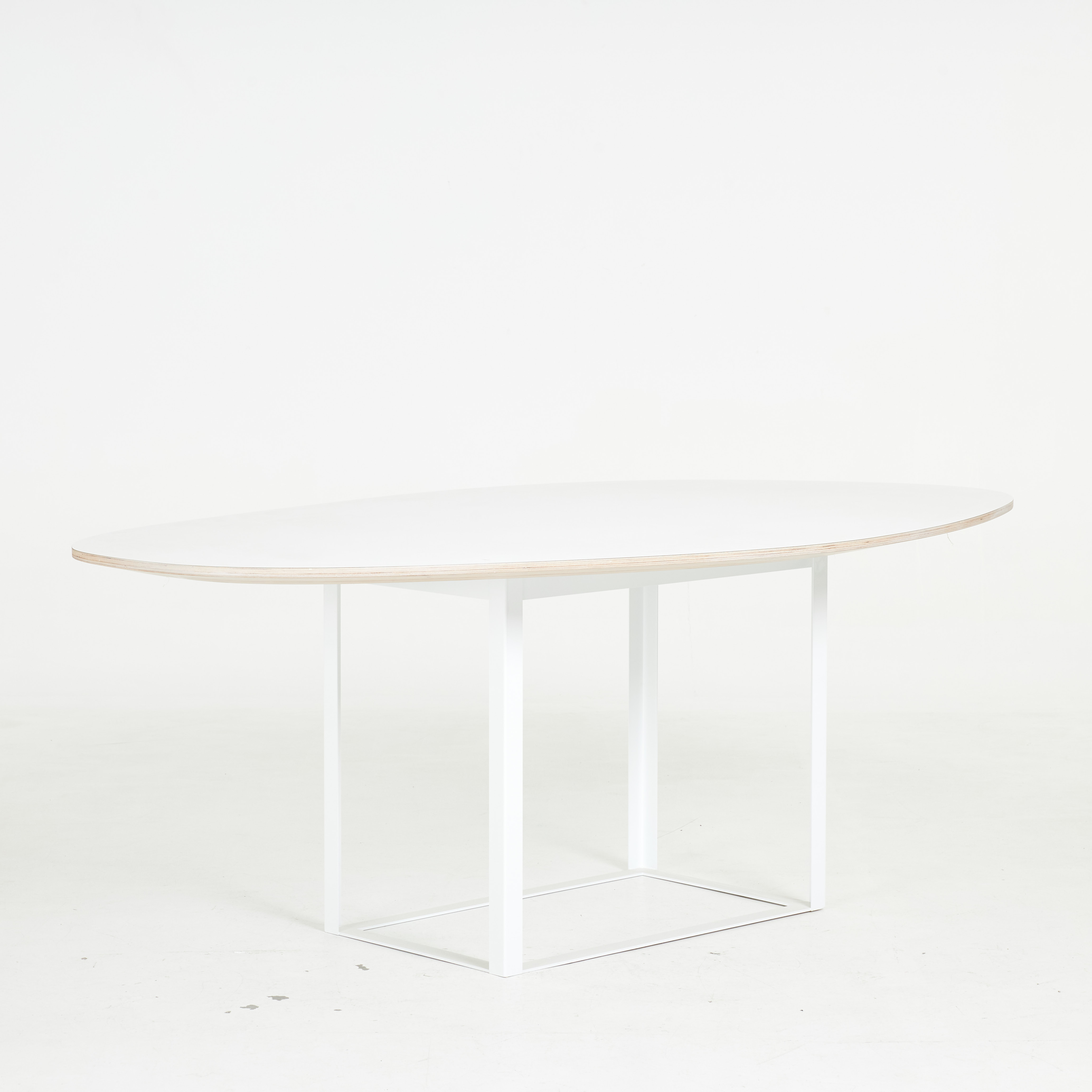 MATBORD. "Omni", Olsson & Gerthel, skiva i vit laminat, vitlackerad underrede.
