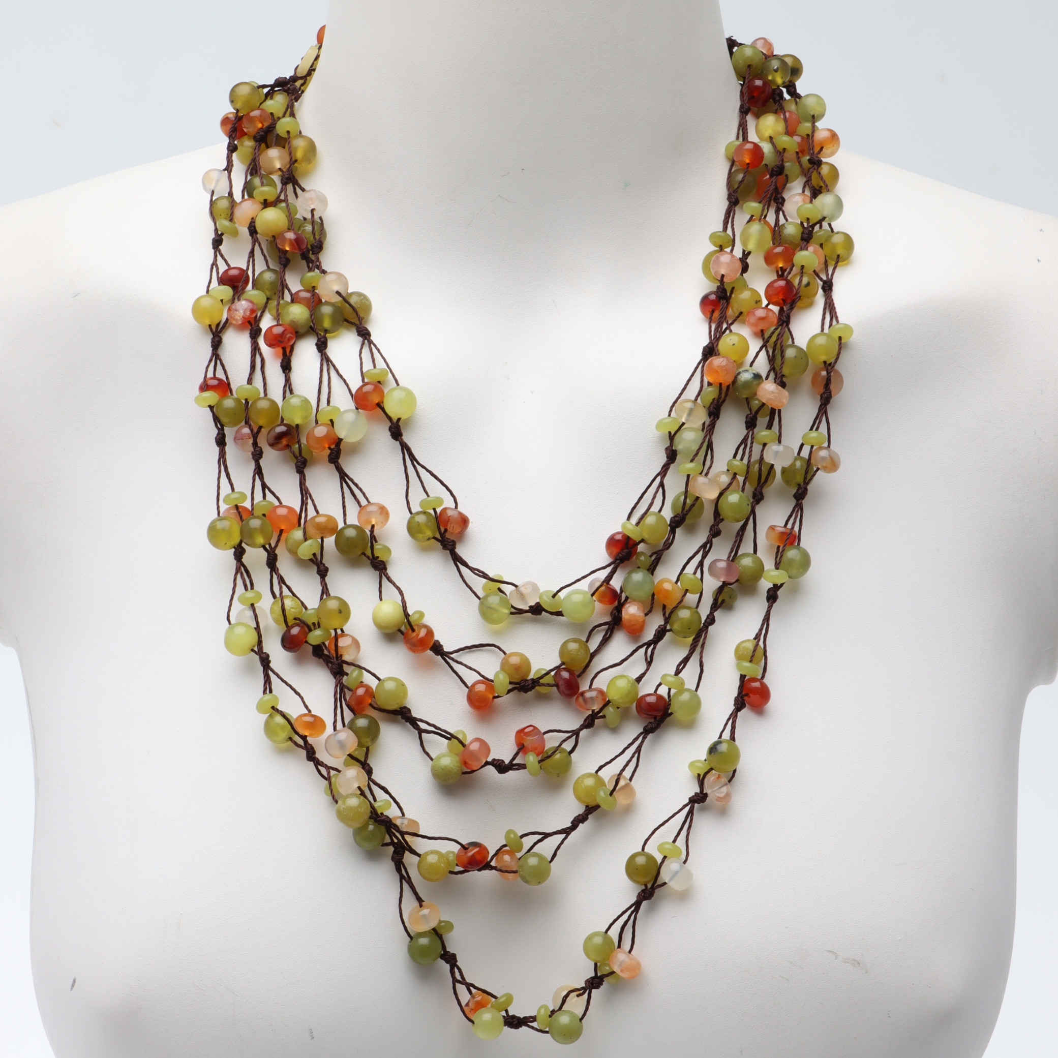 COLLIER, karneol/serpentinkarneol, handknutet siden, stenlås.