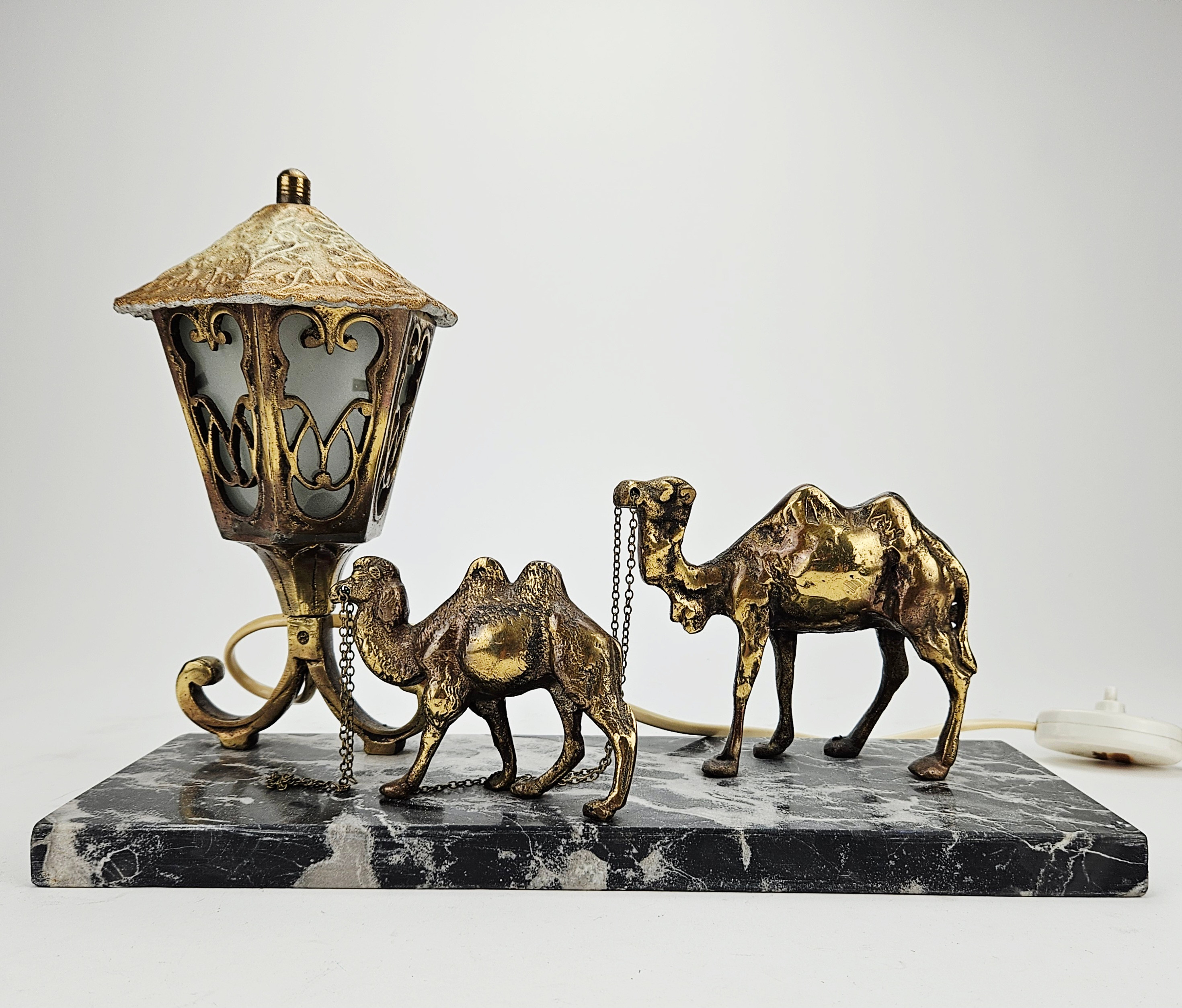 BORDSLAMPA, glas, gulmetall och sten, dekor med kameler, 1900-tal.