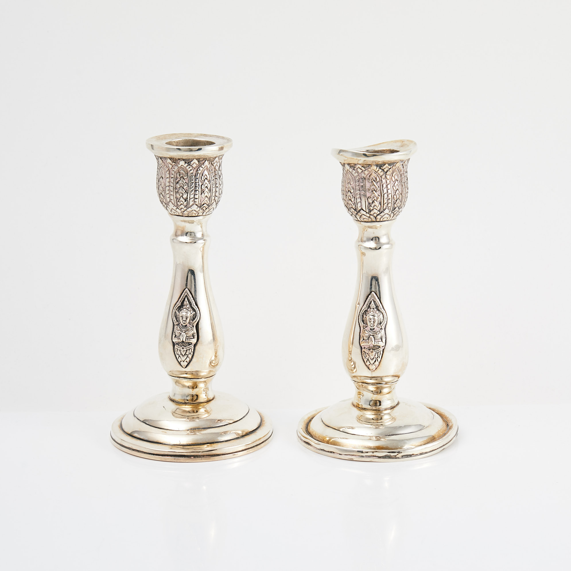 LJUSSTAKAR, 1-par, sterlingsilver, 1900-tal, med figural dekor, sannolikt Thailand.