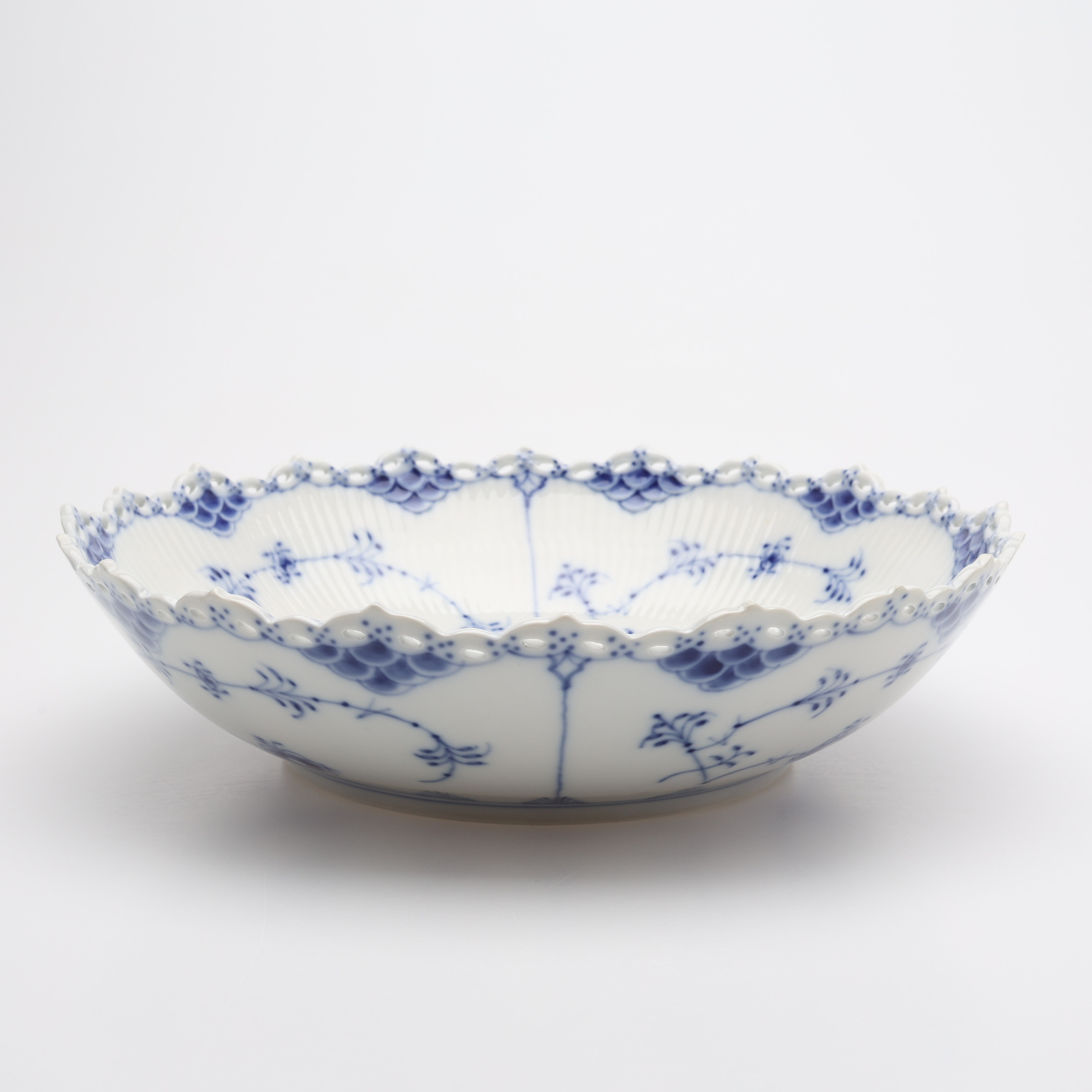 SERVERINGSSKÅL, Royal Copenhagen, musselmalet helblond, nr 1019.