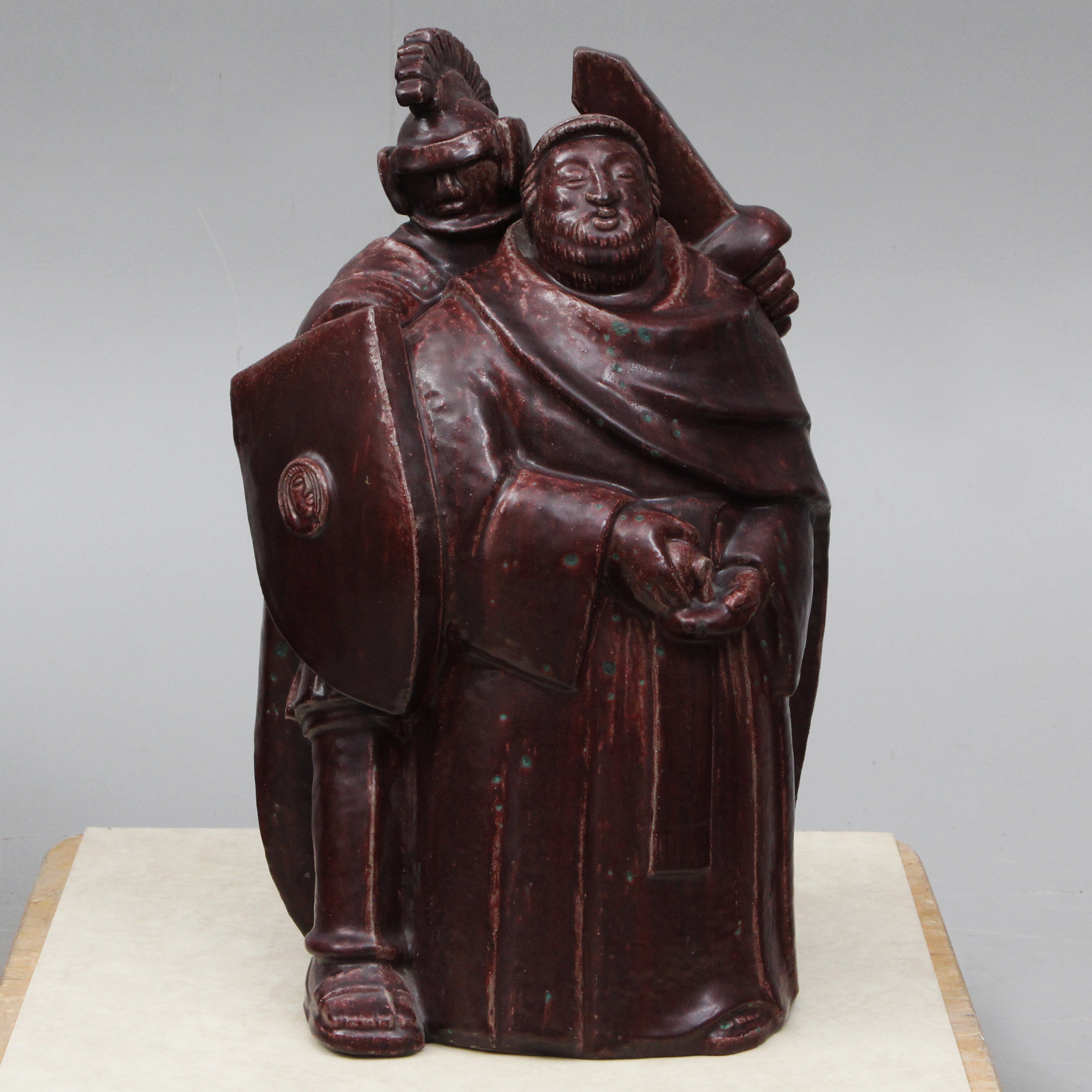 JAIS NIELSEN. skulptur, stengods, 2 personer: Pontius Pilatus och Romersk soldat, Royal Copenhagen, formgiven 1927.