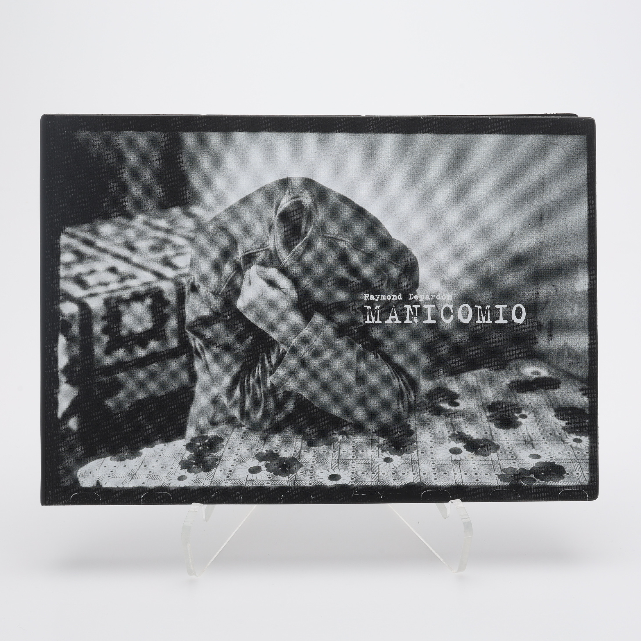 FOTO. DEN FRANSKE FOTOGRAFEN RAYMOND DEPARDONS "MANICOMIO" I FÖRSTA UPPLAGAN, 2013.