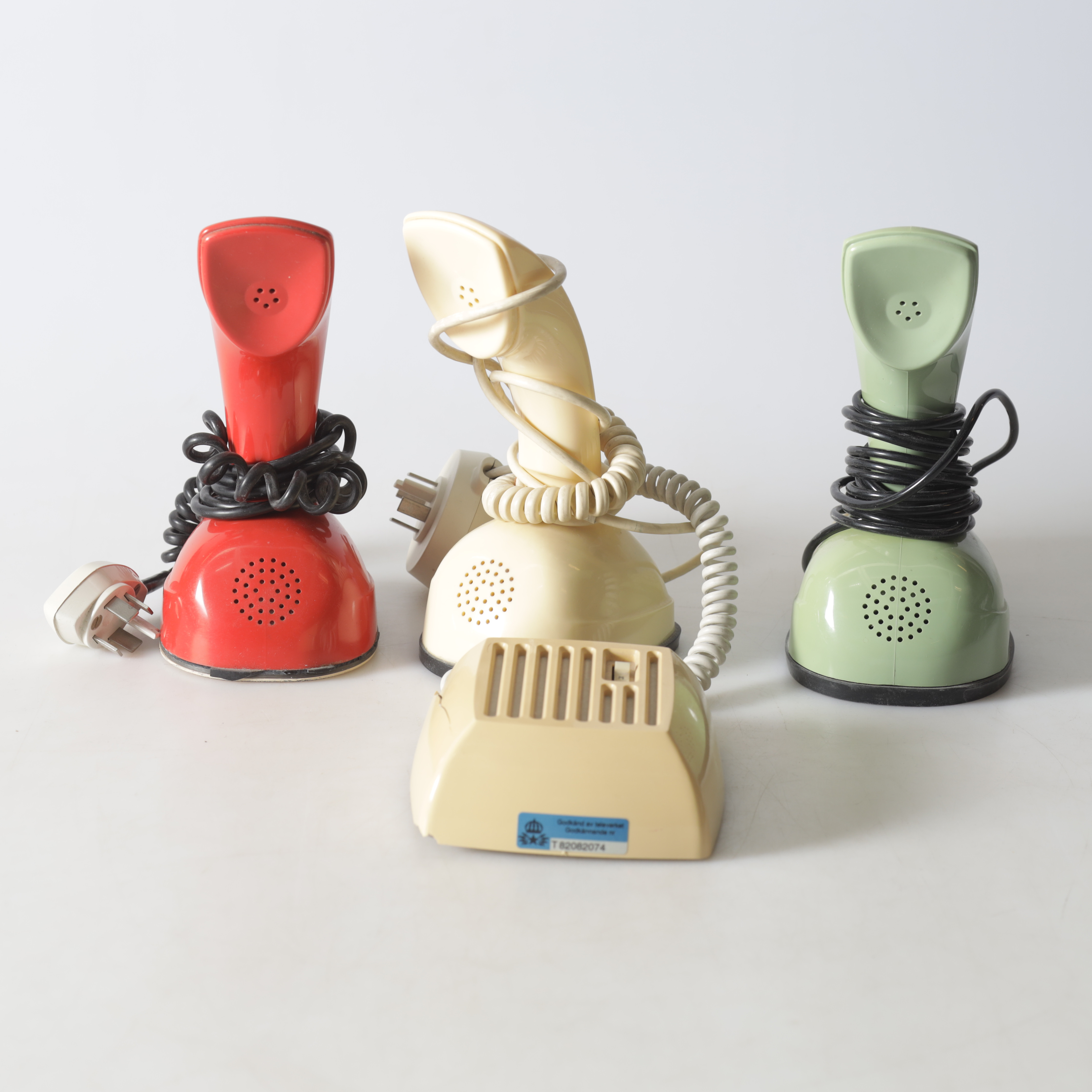 HUGO BLOMBERG, RALPH LYSELL & GÖSTA THAMES. telefoner, 3 st, "Cobra" eller "Ericofon", LM Ericsson.