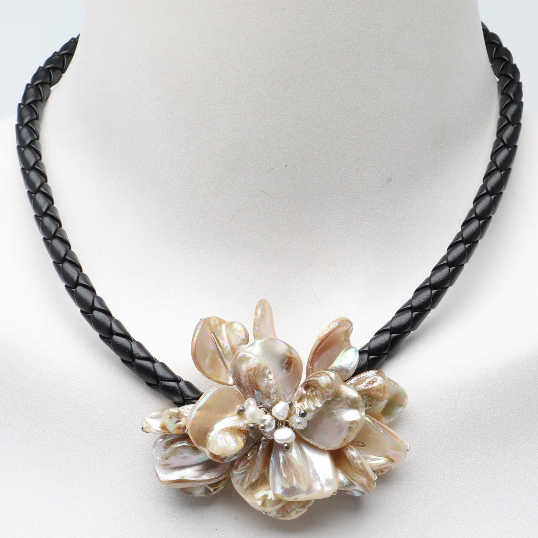 COLLIER, blomma av bergkristall & pärlor, flätat läderband med lås i stål.
