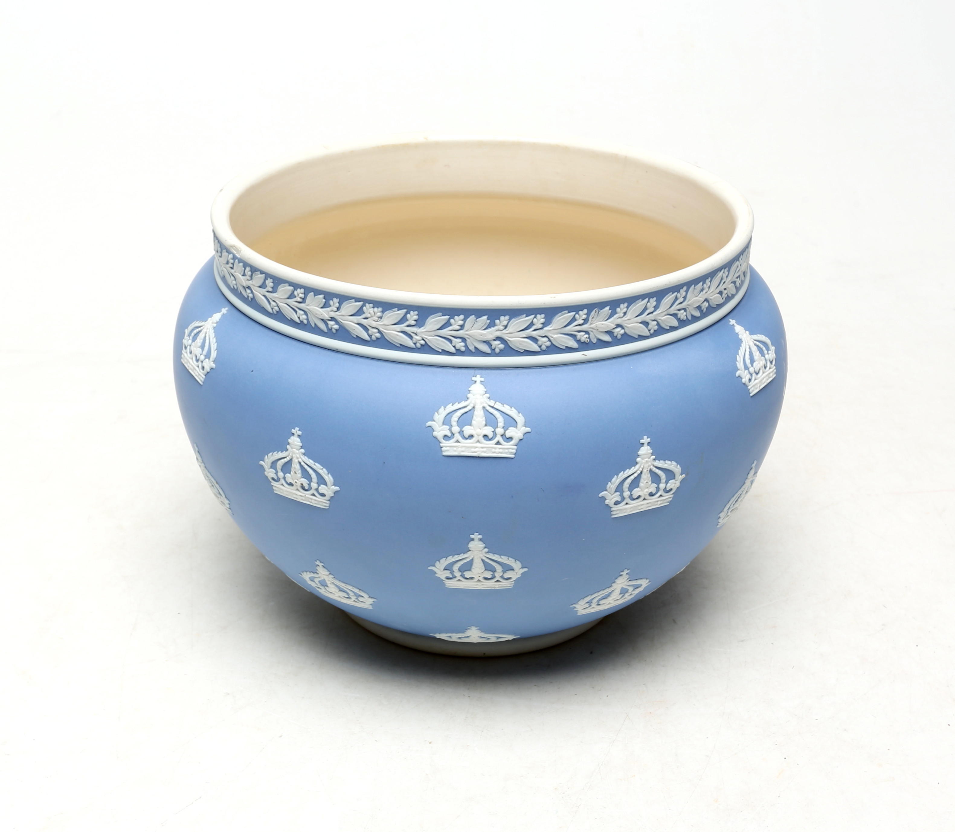 GUNNAR WENNERBERG. YTTERKRUKA, keramik, jasperware, Gustafsberg, dekor med kungliga kronor, signerad Gustafsberg, 1890-tal.