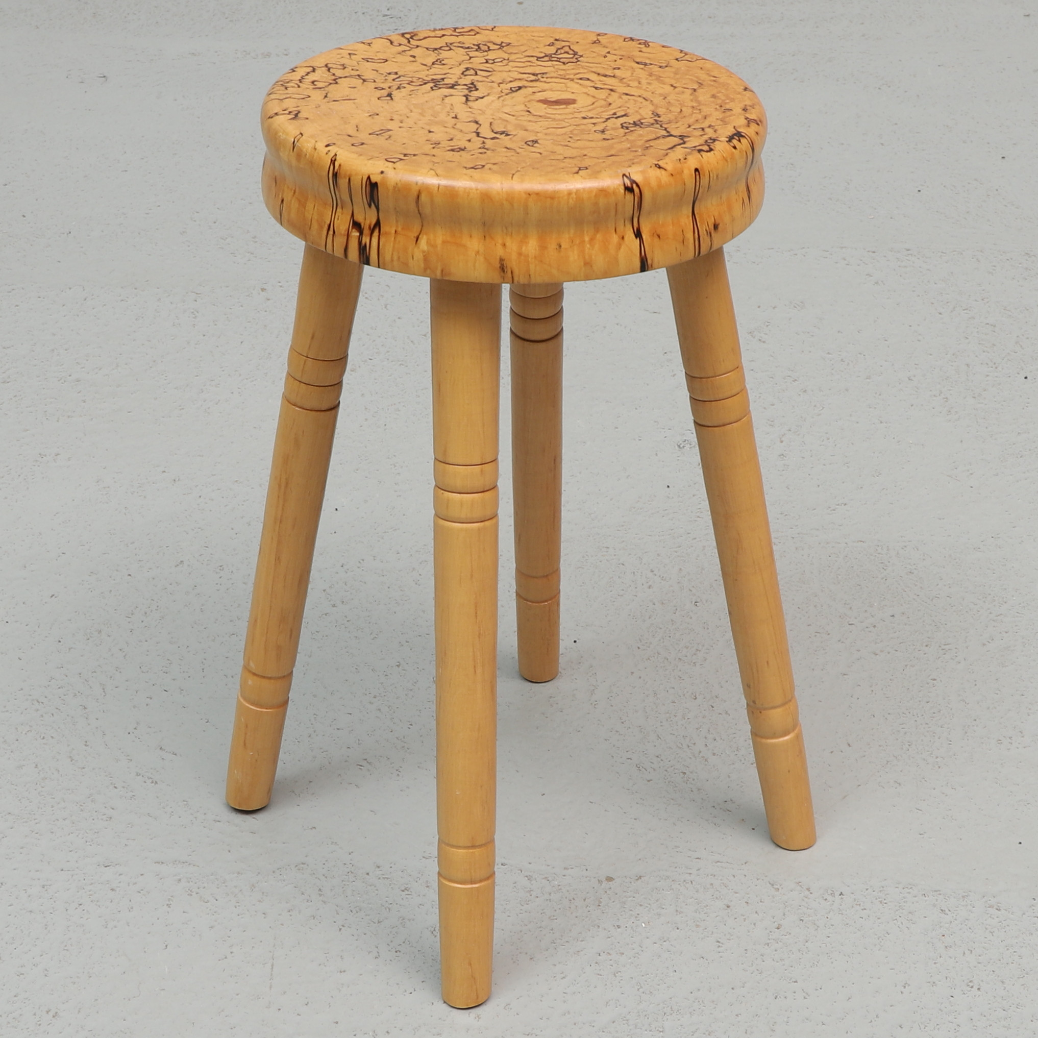 PALL med svarvade ben, björk, 1900/2000-tal.
