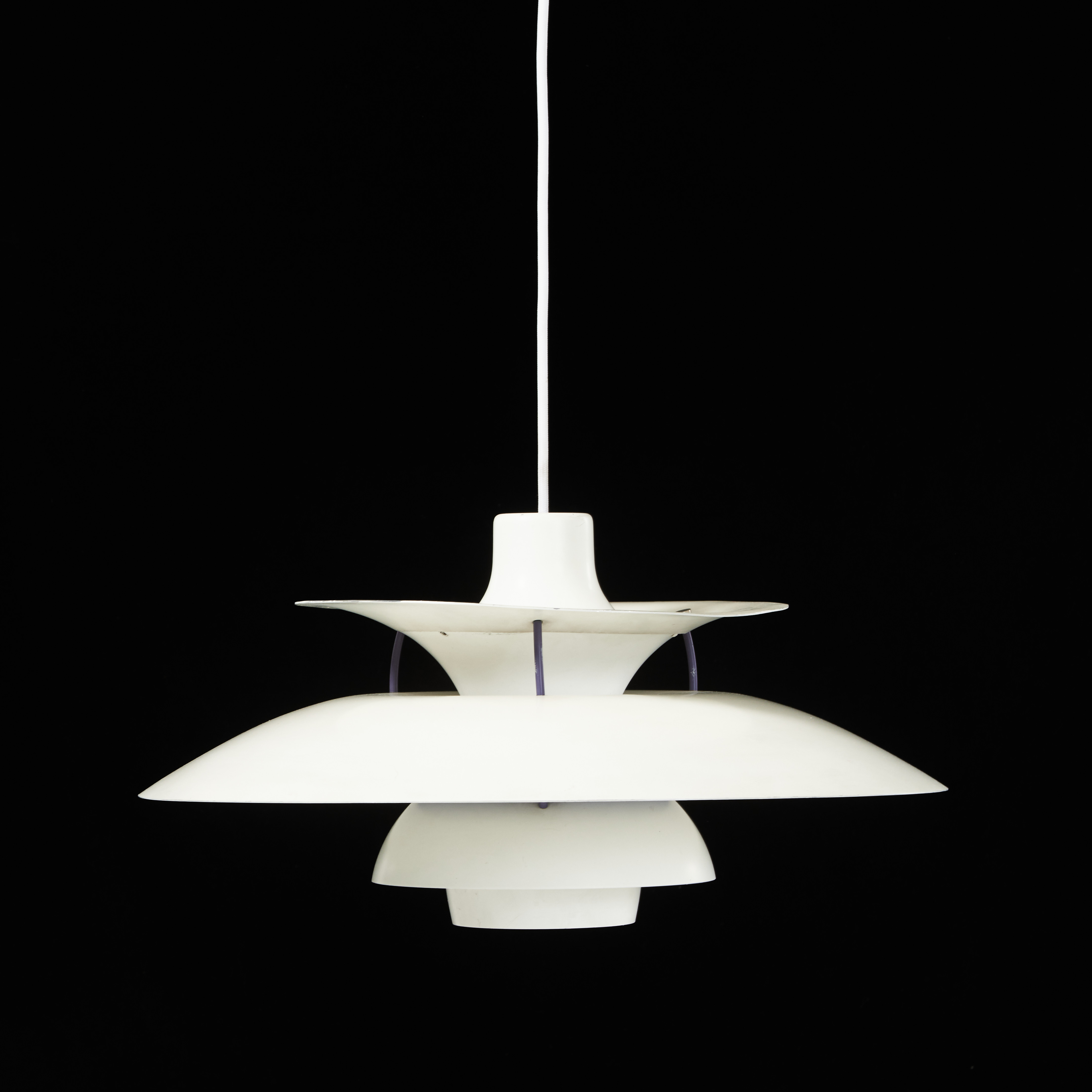 POUL HENNINGSEN. "PH5", taklampa, Louis Poulsen, Danmark, vitlackerad aluminium, detaljer i lila, blå och röda nyanser.