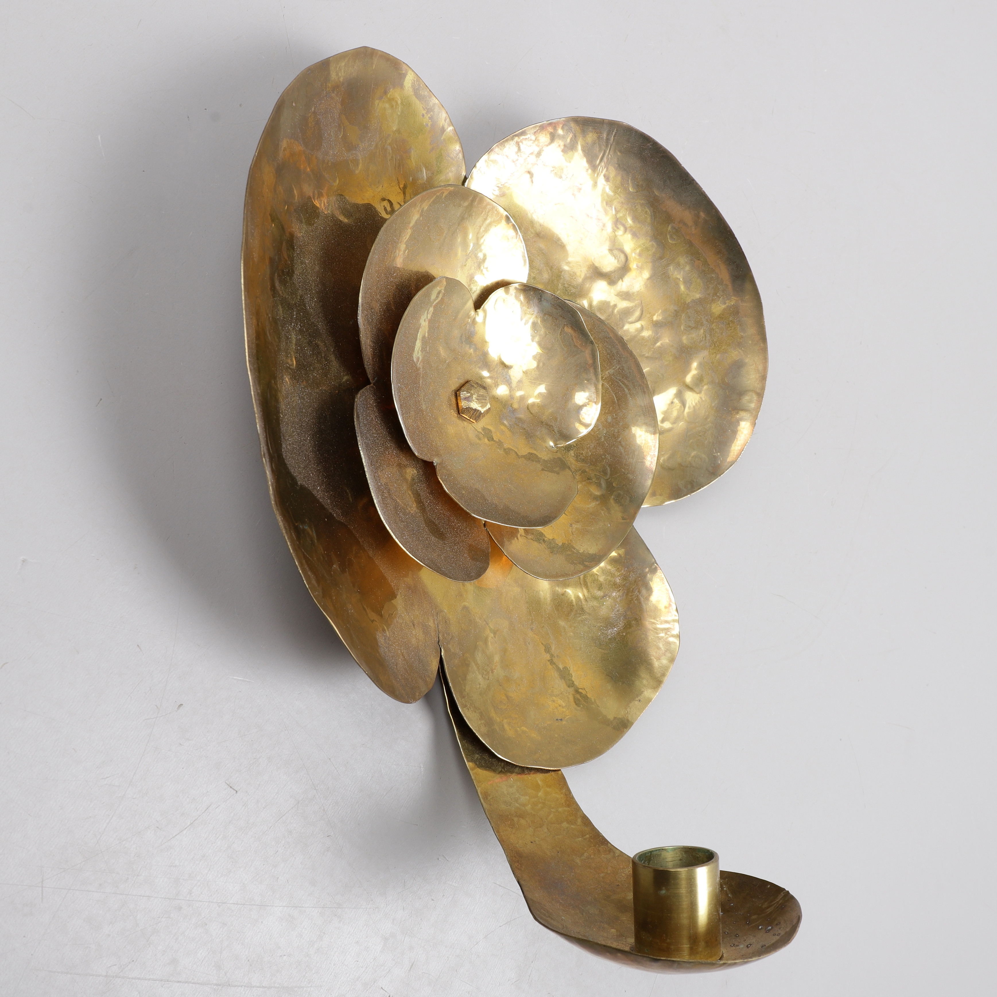 VÄGGLJUSSTAKE, mässing, blomma, 1900-tal.