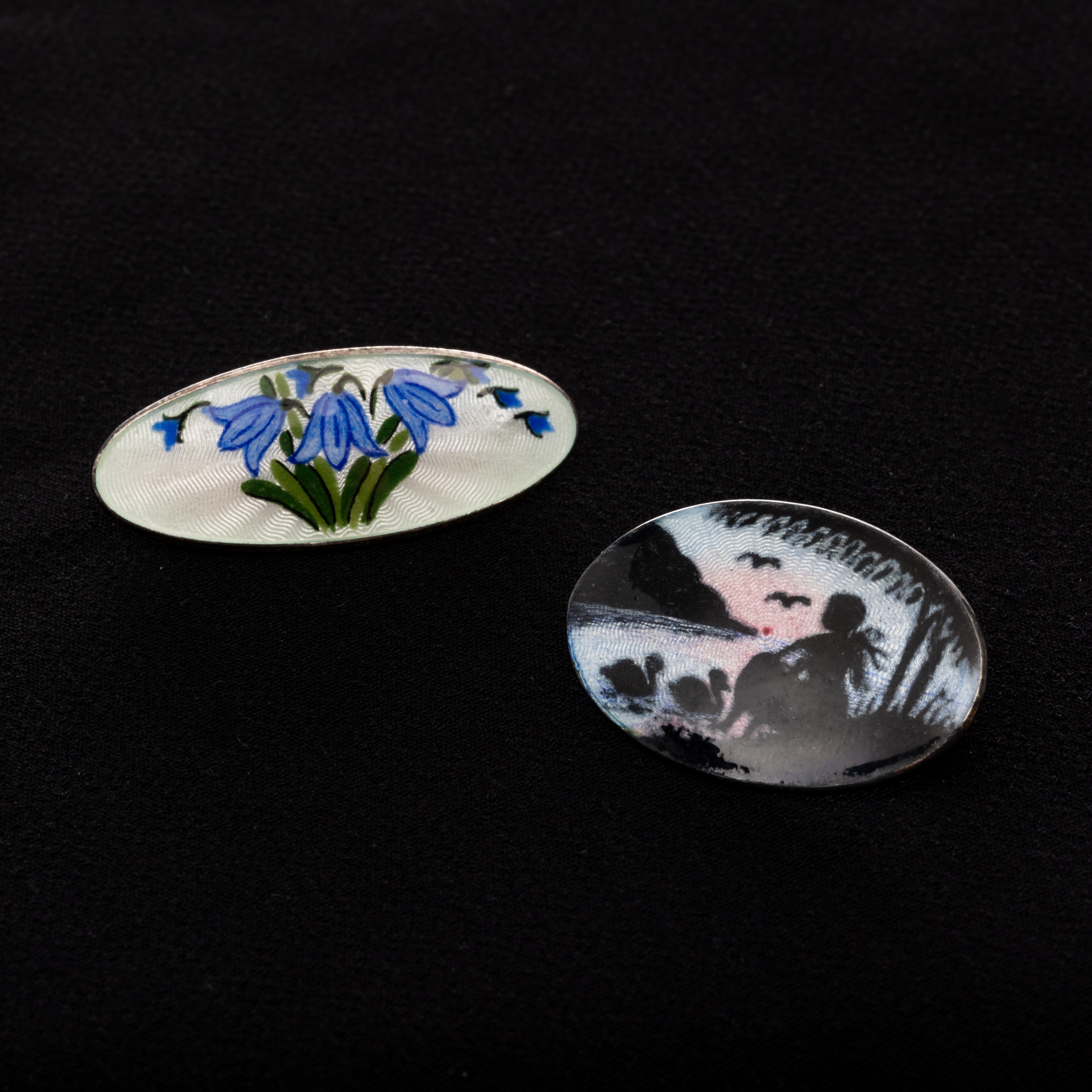 AKSEL HOLMSEN, Broscher, 2 st, Förgyllt sterlingsilver, Emaljdekor, Norge.