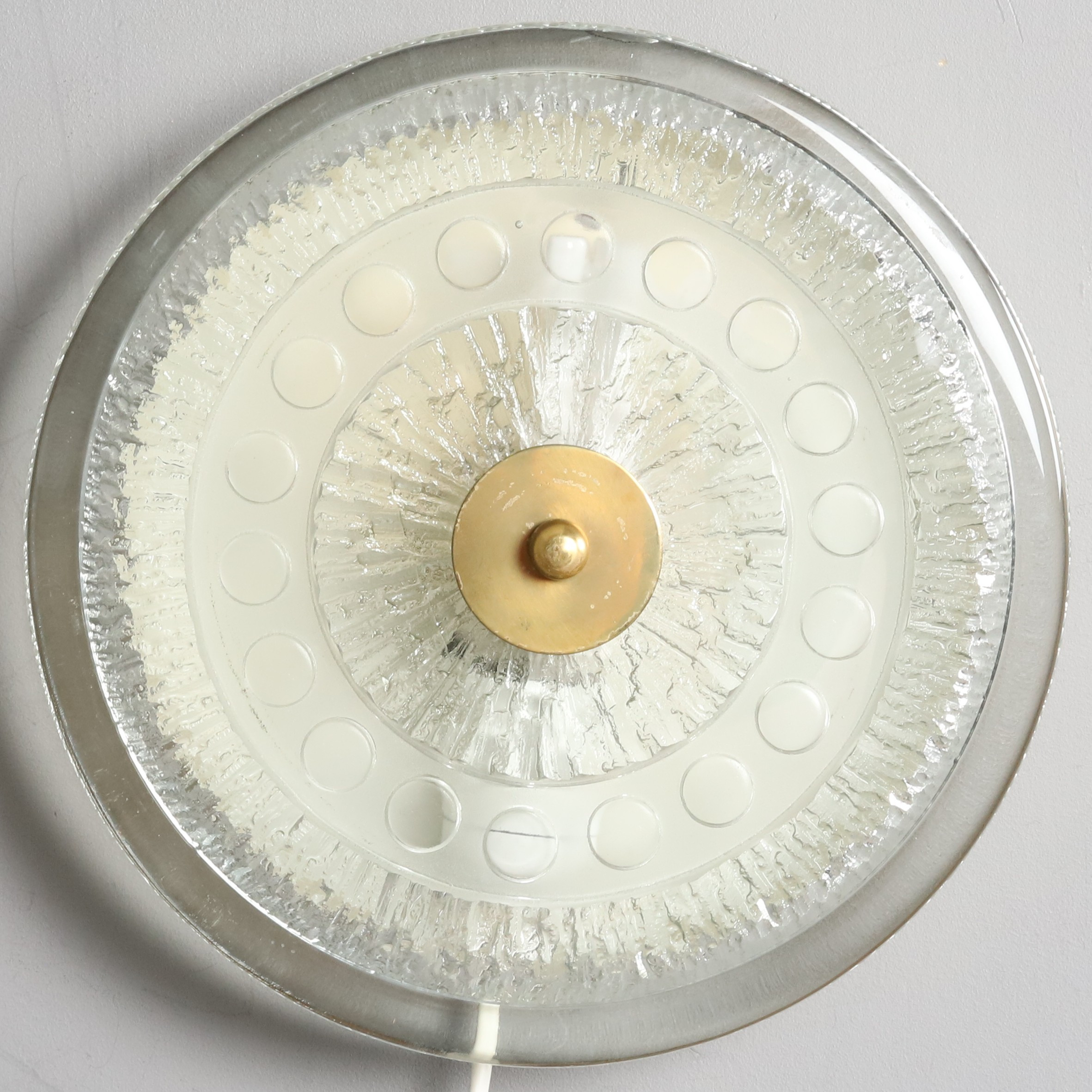 VÄGGLAMPA. Glas och gulmetall, 1970-tal.