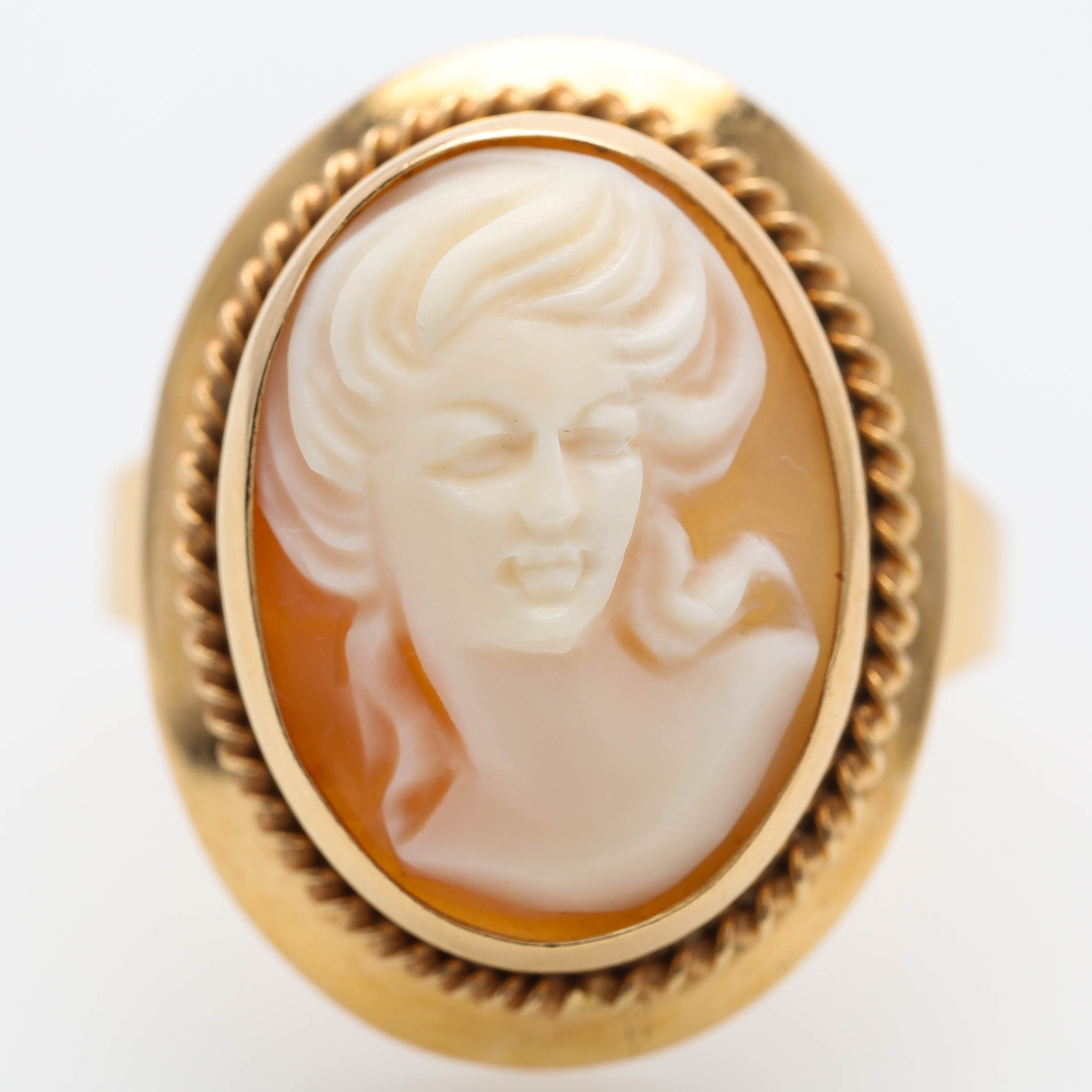RING, 18 k guld, snäckskalscamé, importstämpel.