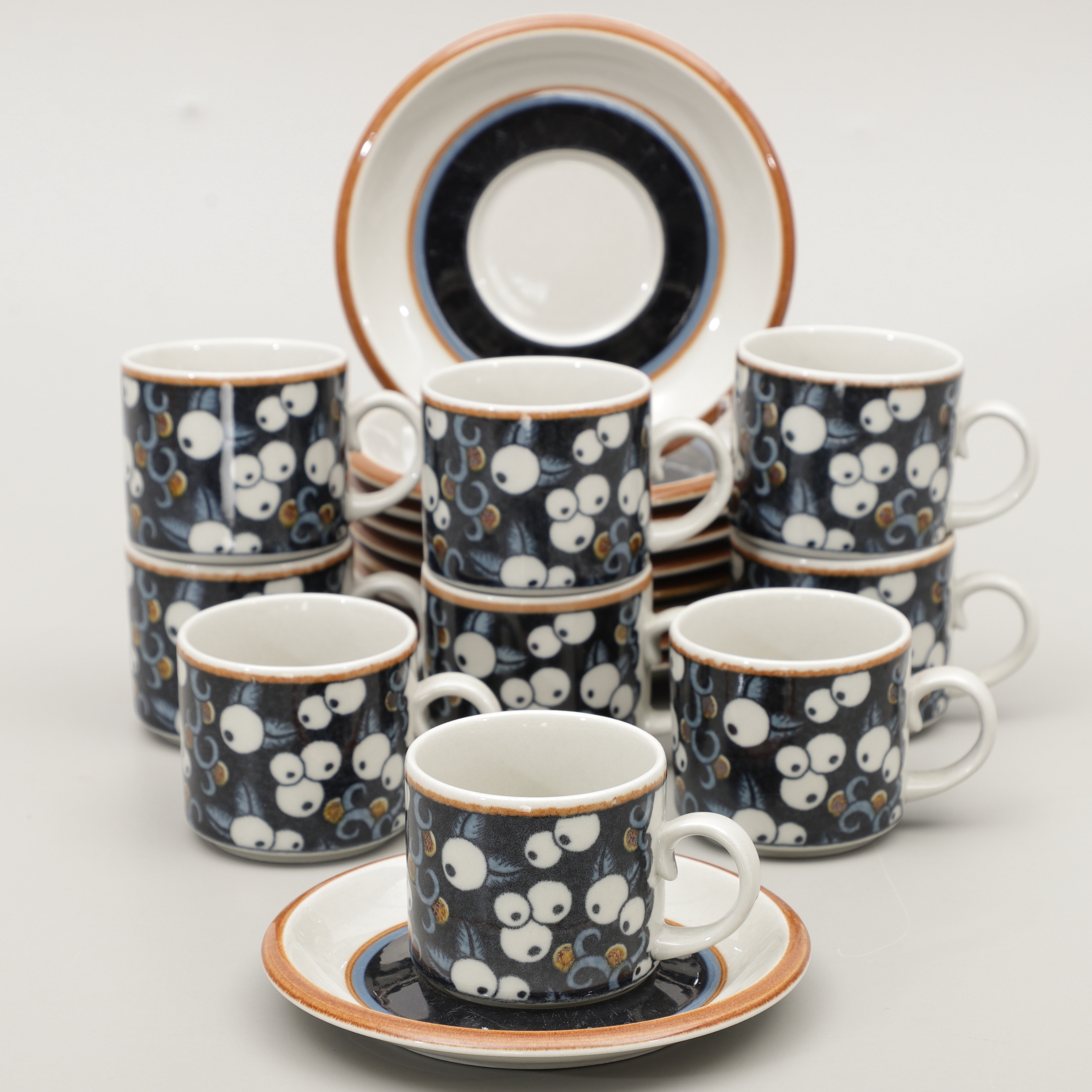INKERI SEPPÄLÄ. Kaffeservis, 19 delar, "Taika", Arabia, Finland, 1900-talets andra hälft.