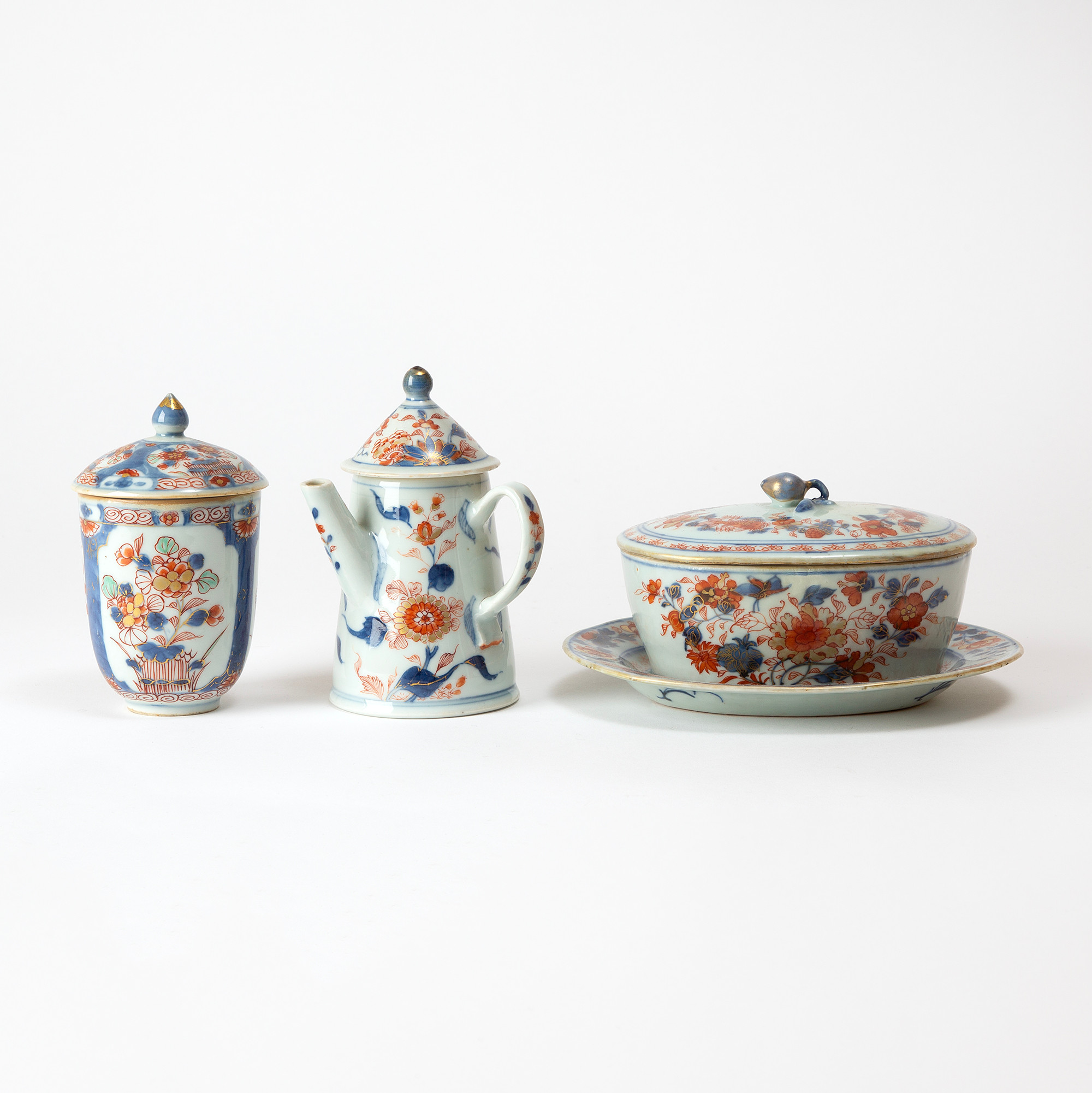 SMÖTERRIN, KANNA OCH MUGG. Porslin, Imari, Kina, 17/1800-tal.
