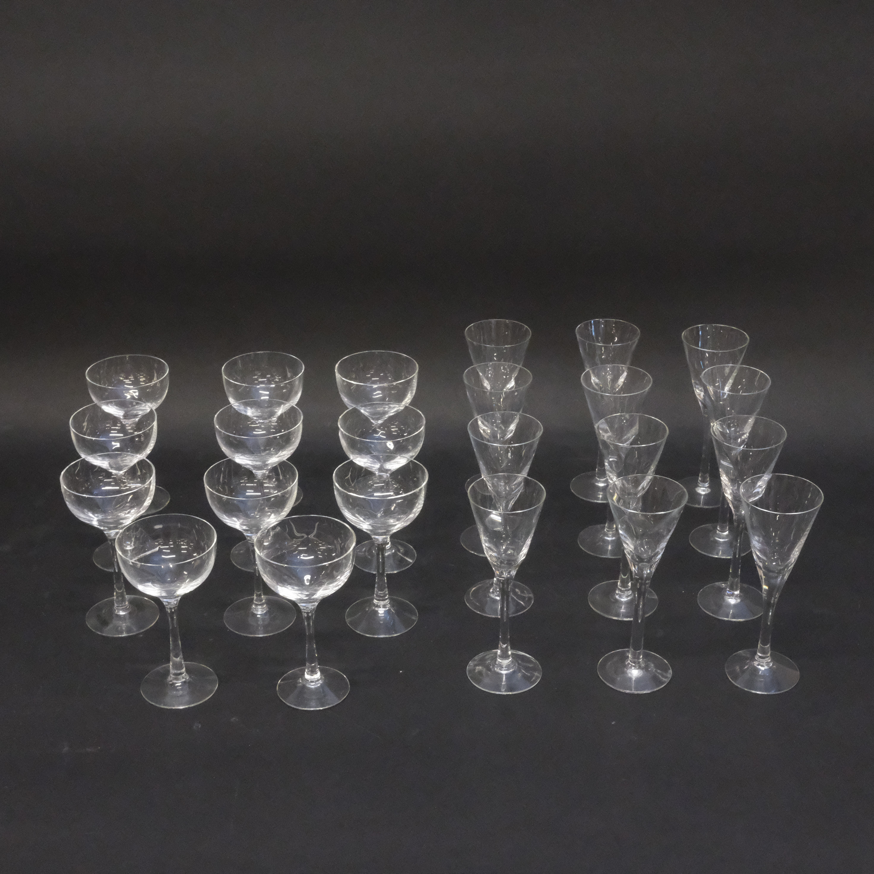 BERTIL VALLIEN. KOSTA BODA " CHATEAU ", SNAPS OCH LIKÖRGLAS, 23 DELAR.