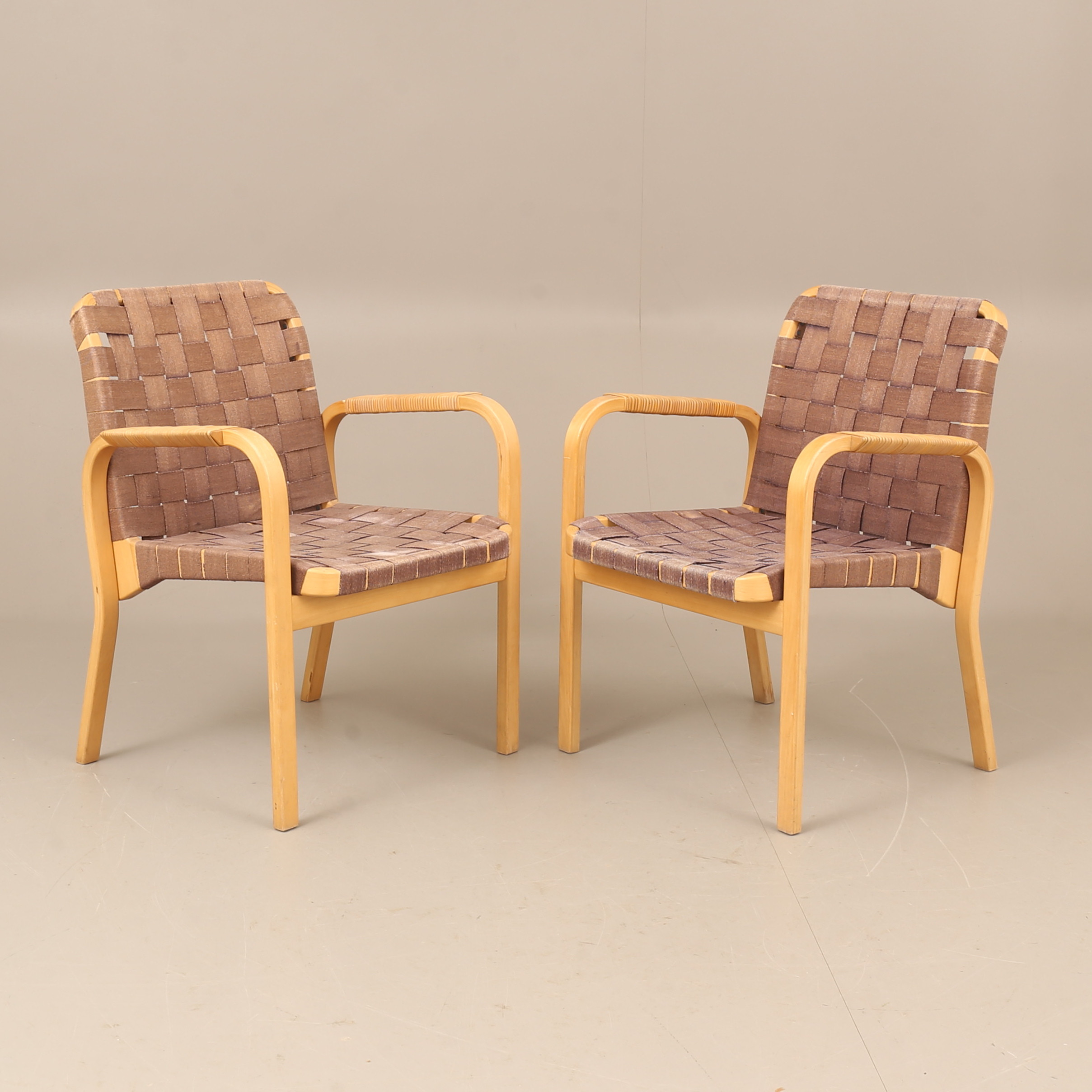 ALVAR AALTO. Karmstolar, 2 stycken, modell 45, Artek.