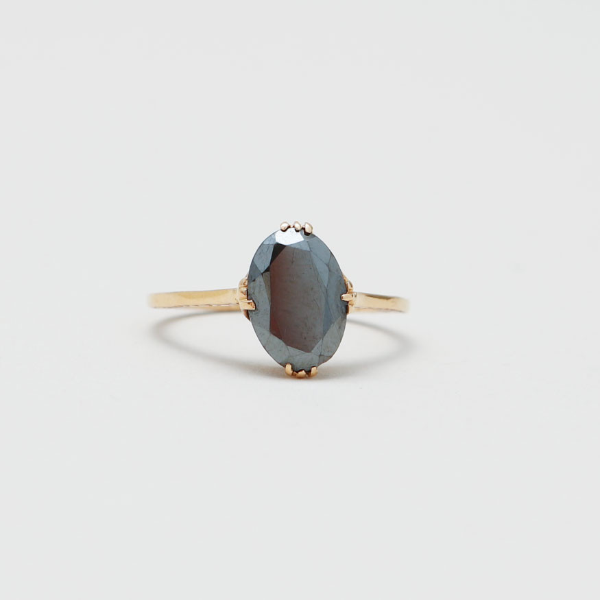 RING, 18k guld, fasettslipad hematit, vikt ca 2,3 gram.