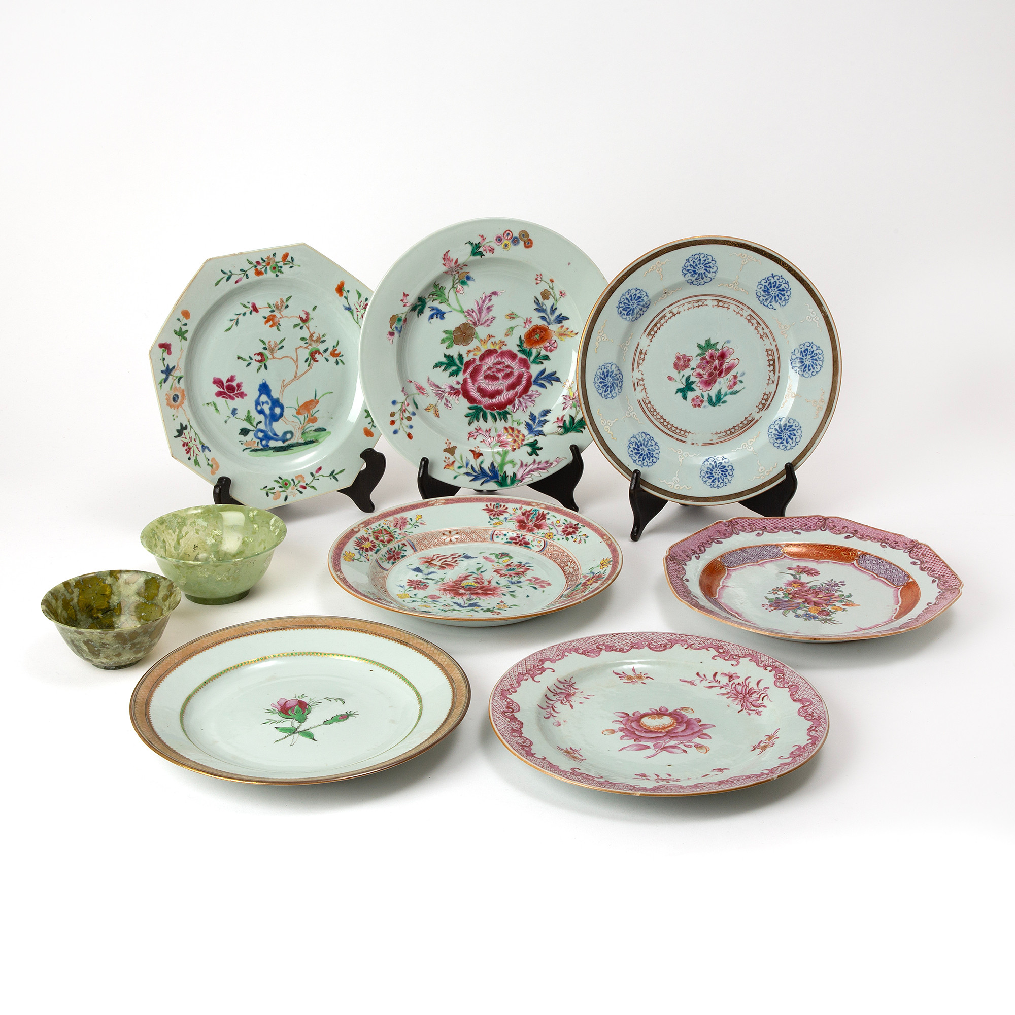 TALLRIKAR & SKÅLAR, 9 delar, porslin och nefrit, 17- och 1900-tal.