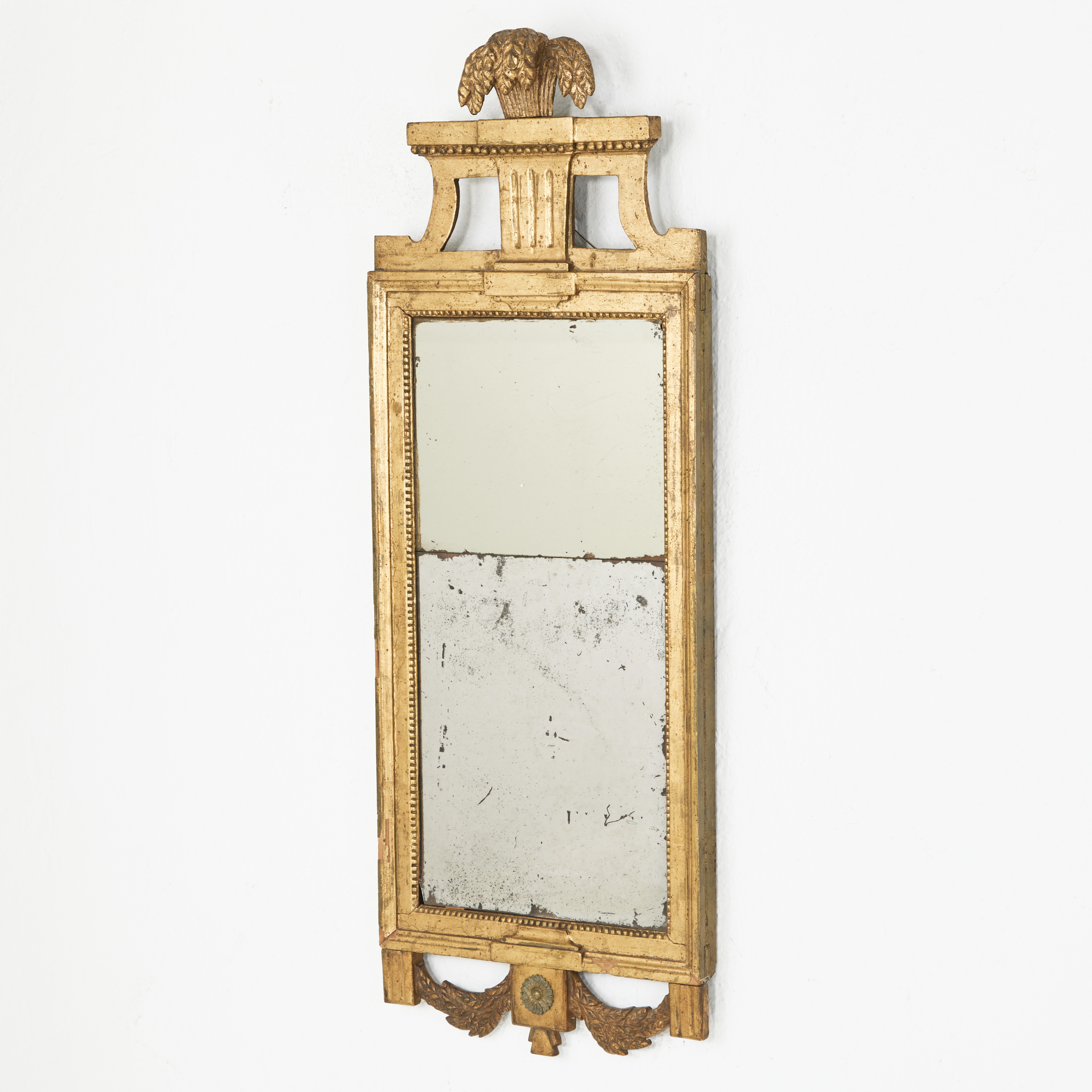 SPEGEL, gustaviansk, omkring 1800, skuren dekor, förgylld, kvicksilver folierade glas.