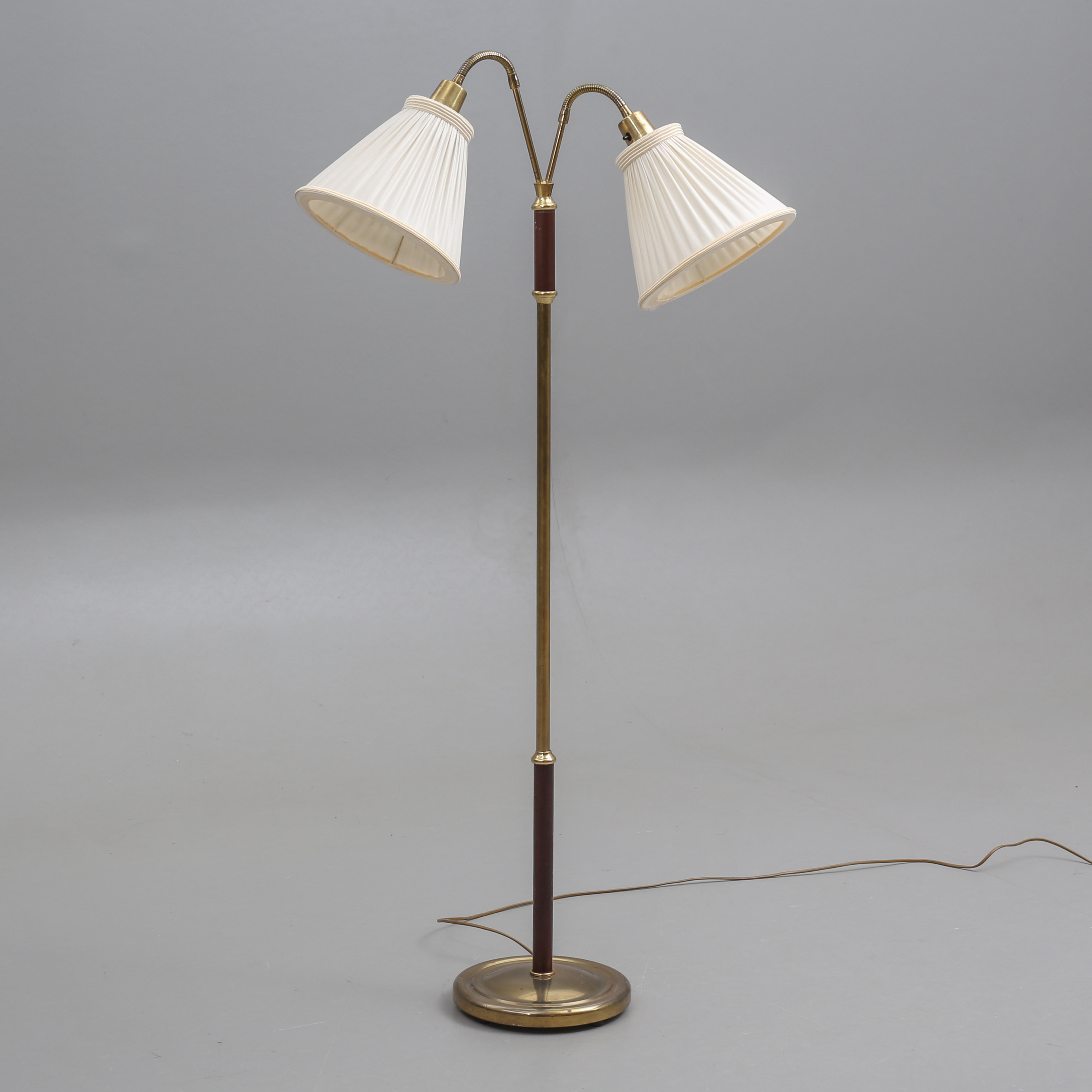 GOLVLAMPA, tvåarmad, gulmetall/trä, 1900-talets senare del.