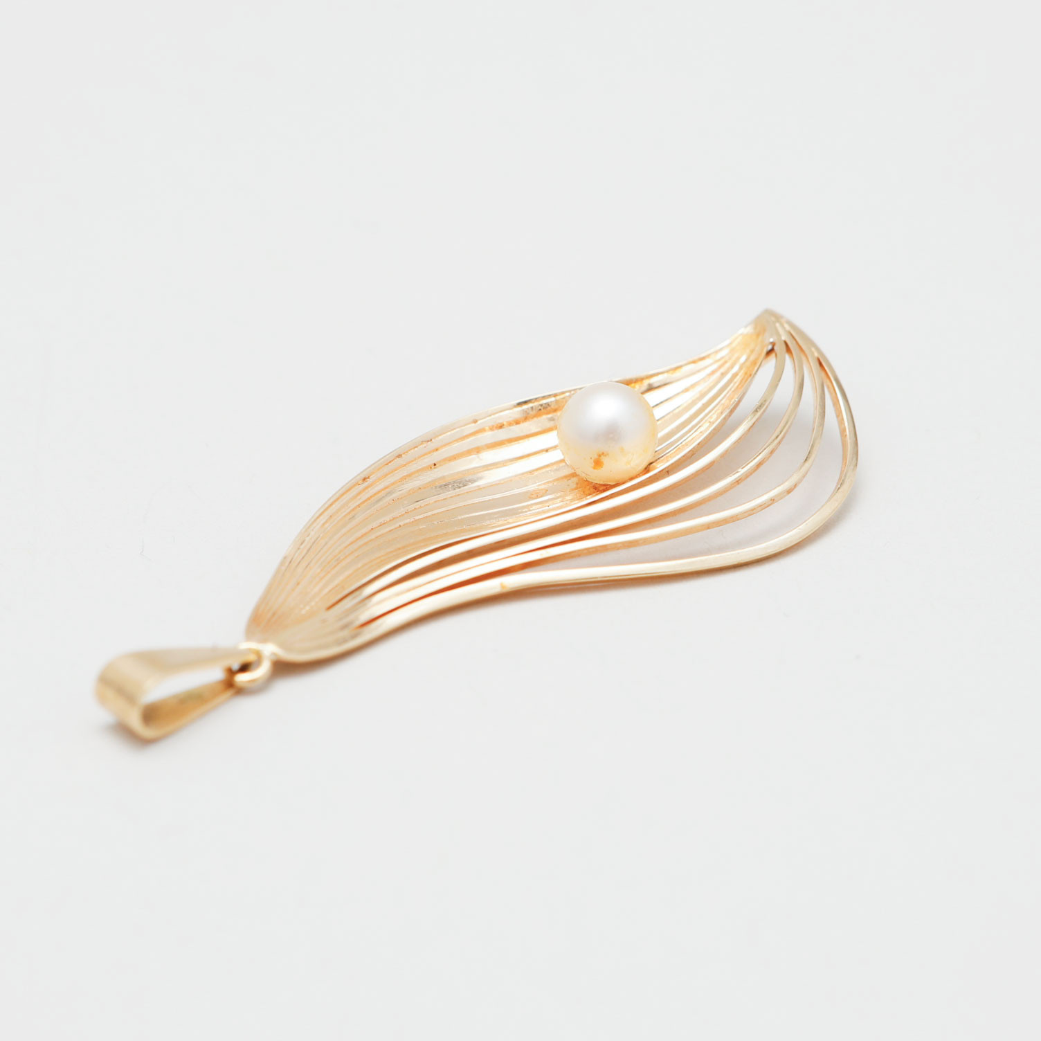 HÄNGE, 18k guld, odlad pärla, vikt ca 4,2 gram, Stigbert, Stockholm, 1957.