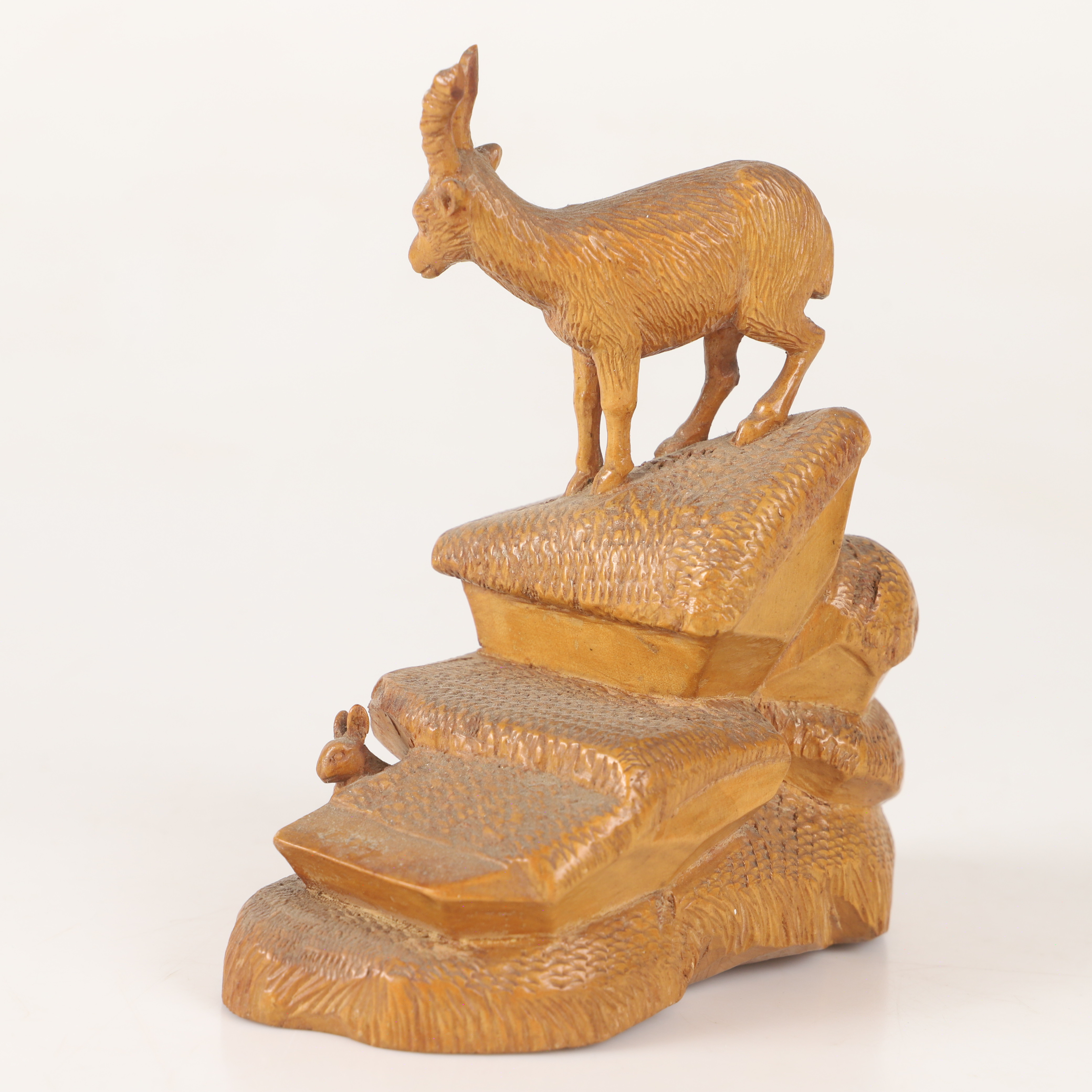 FIGURIN, stenbock, snidat trä, signerad E.A.G. Östergren, 1905.