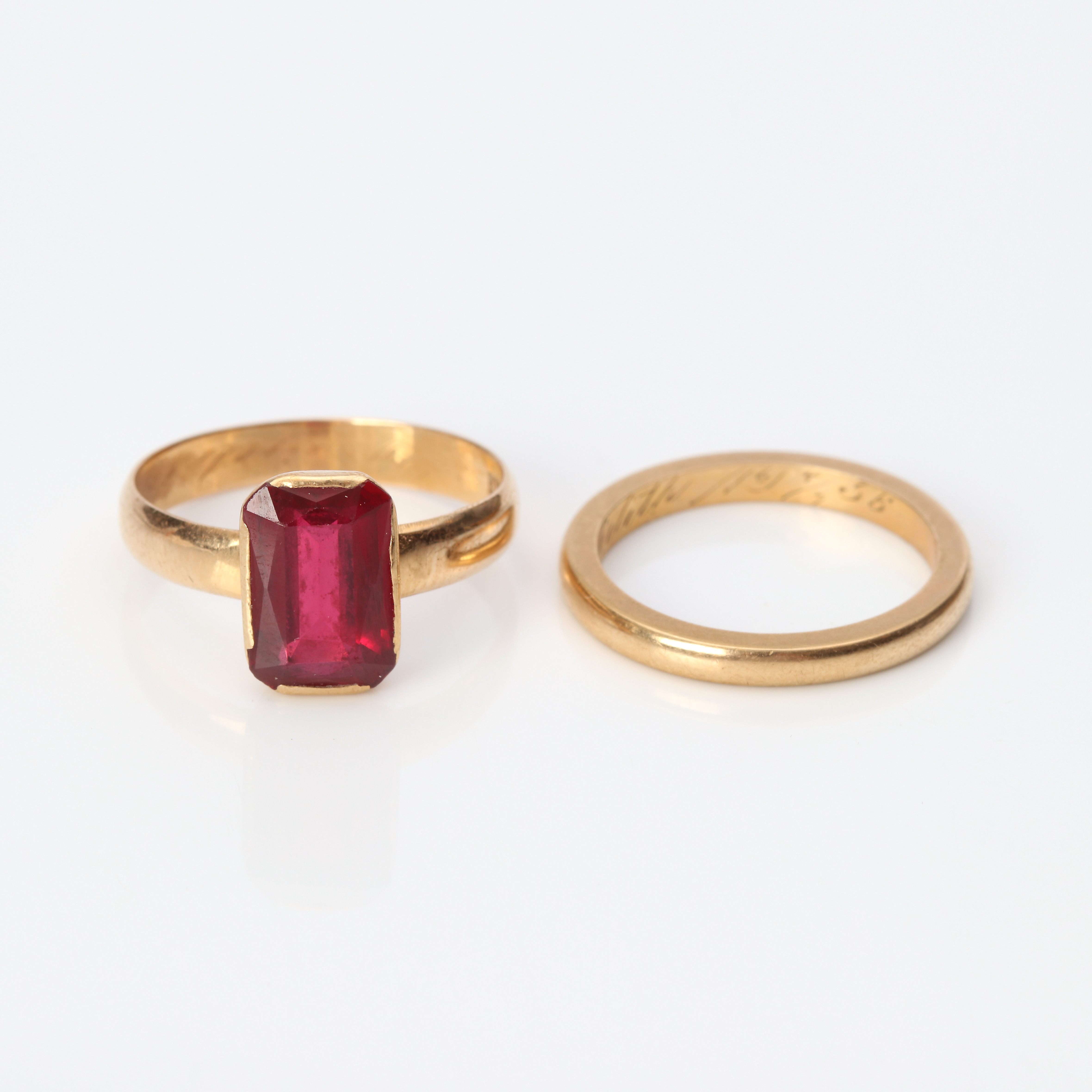RINGAR, TVÅ ST. 18k guld med en syntetisk rubin, totalvikt ca 9,0 gram.