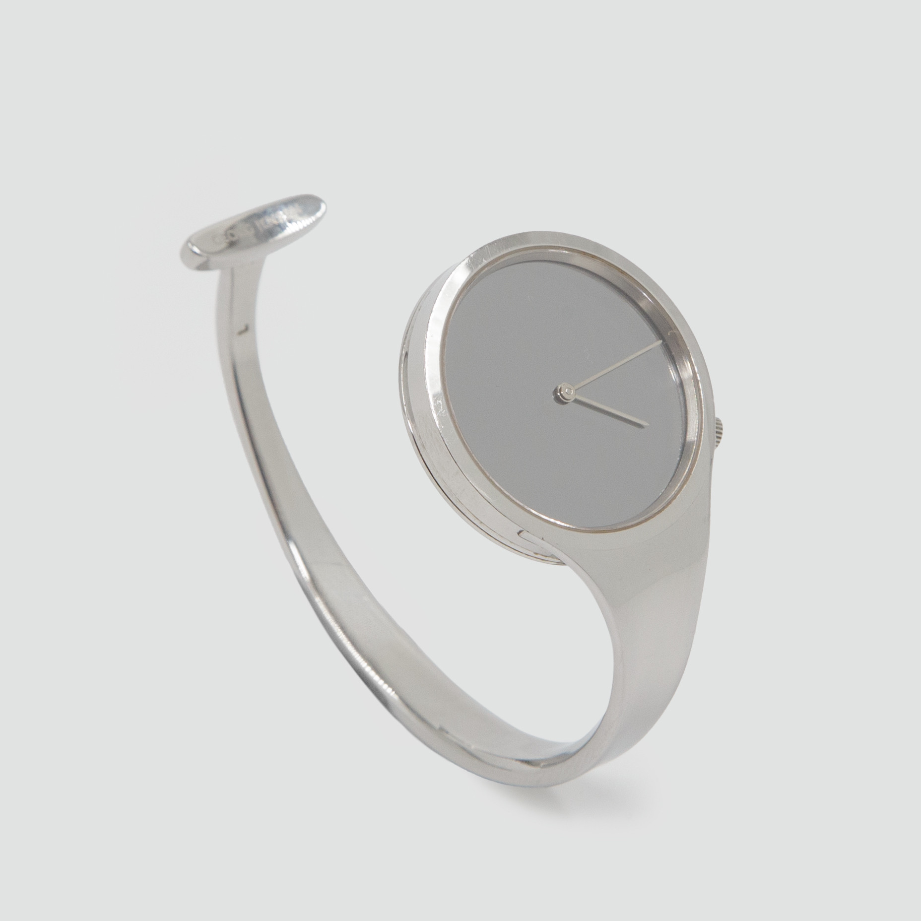 GEORG JENSEN. ÖPPEN ARMRINGKLOCKA, SPEGEL-URTAVLA, DESIGN 326 VIVIANNA TORUN, STORLEK L, BOETTNUMMER 148060.