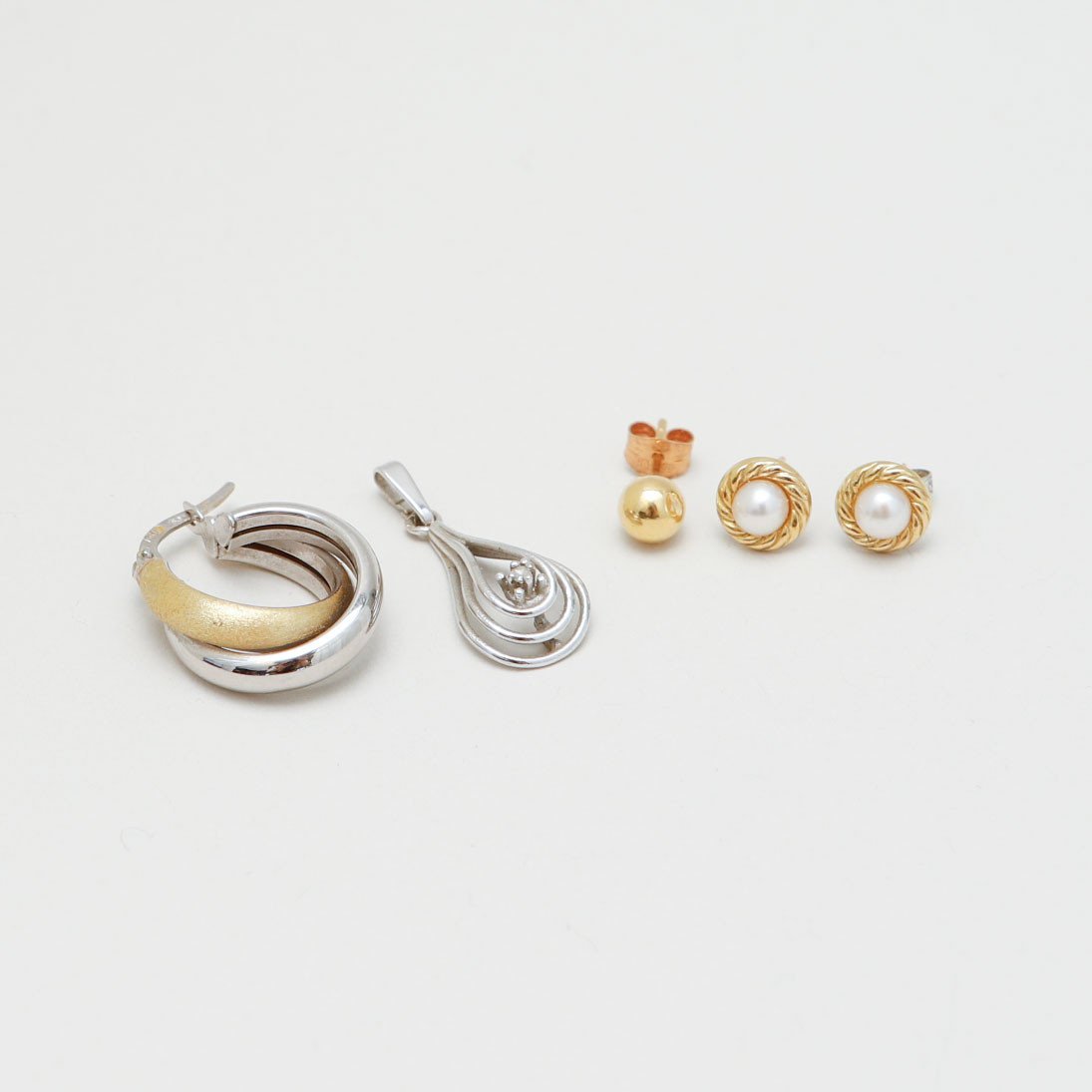 ÖRHÄNGEN, 4 st, samt HÄNGE, 18k guld, odlade pärlor, totalvikt ca 3,7 gram.