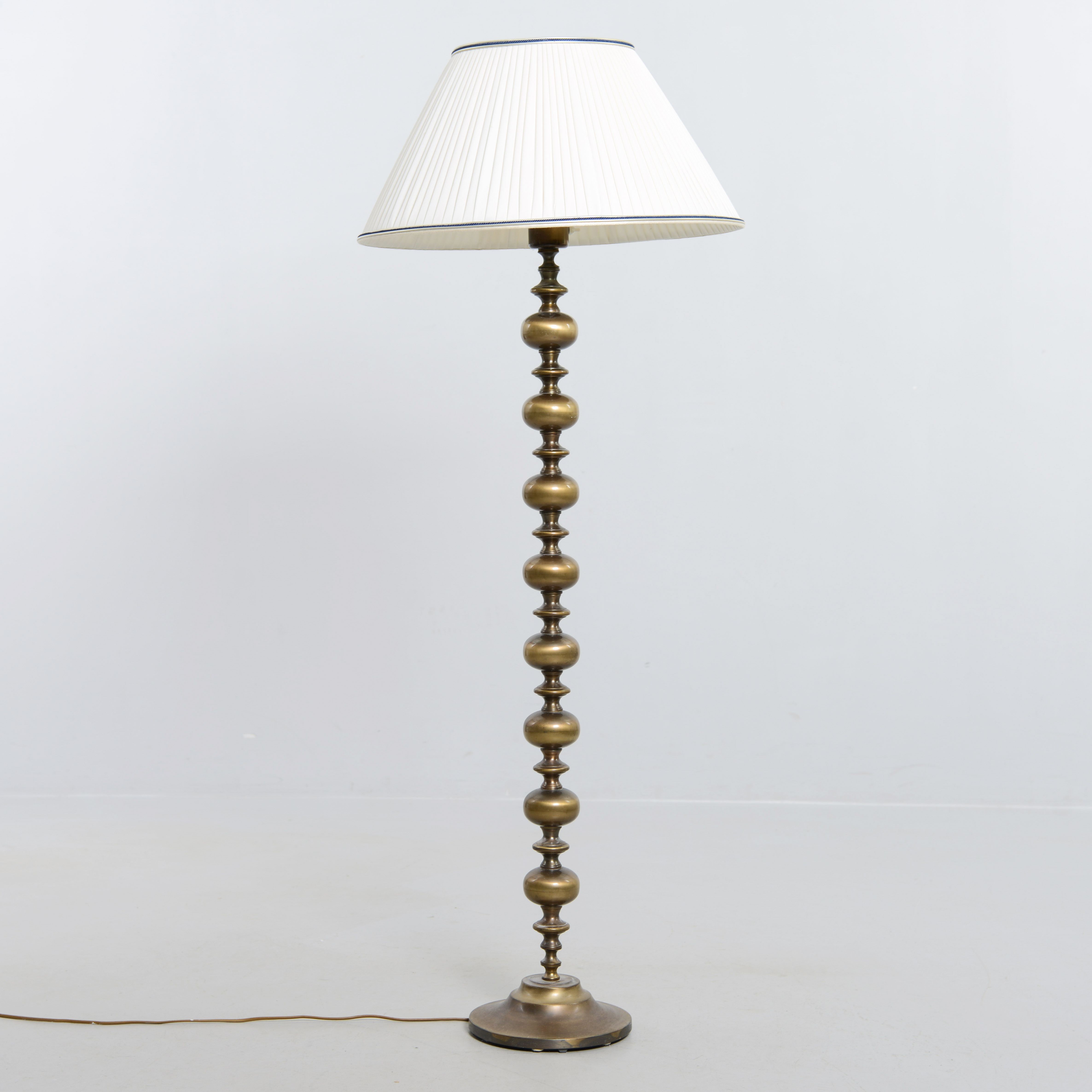 GOLVLAMPA, mässing, Armaturhantverk AHX, 1900-taleta andra del.