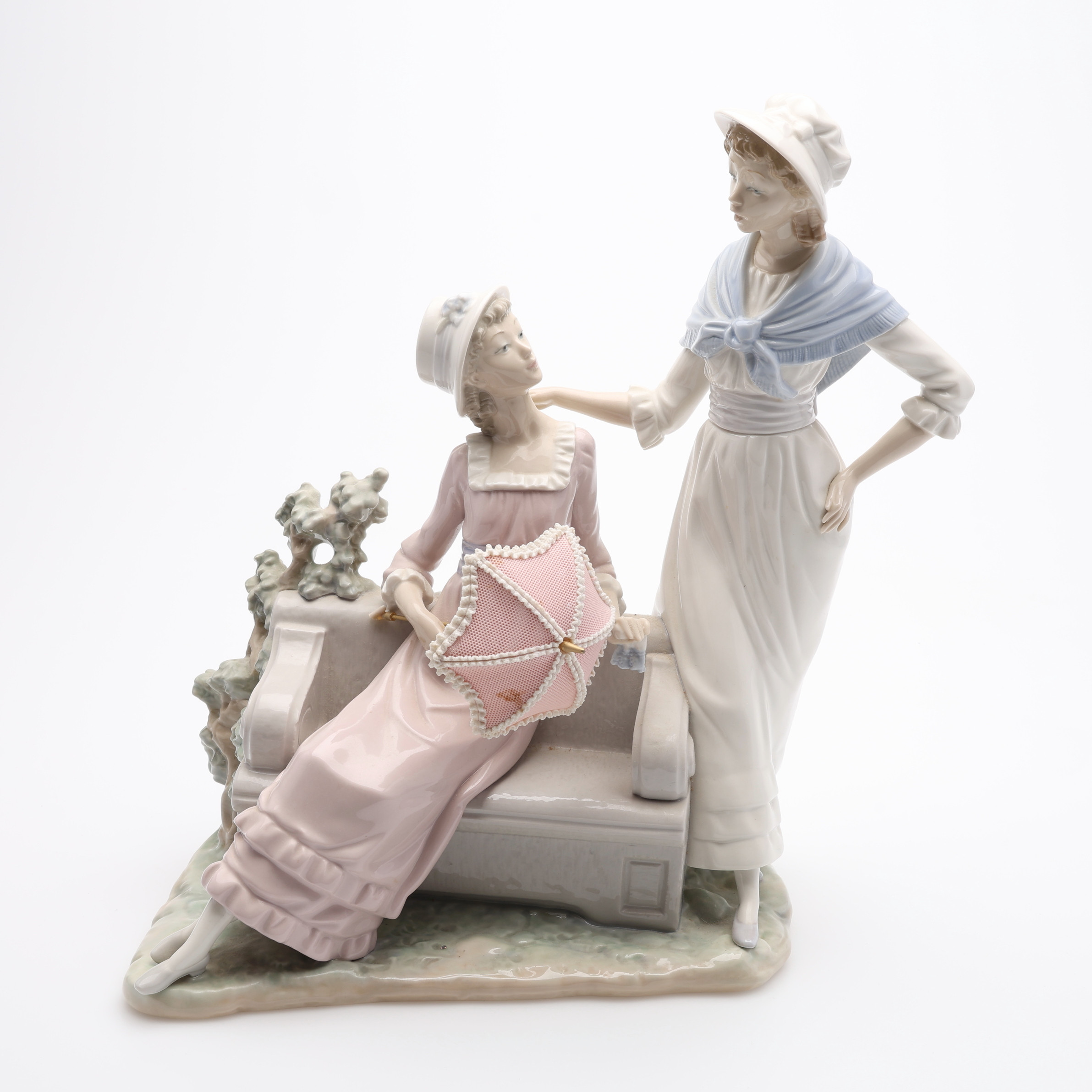LLADRO, FIGURGRUPP, KVINNOR VID BÄNK.