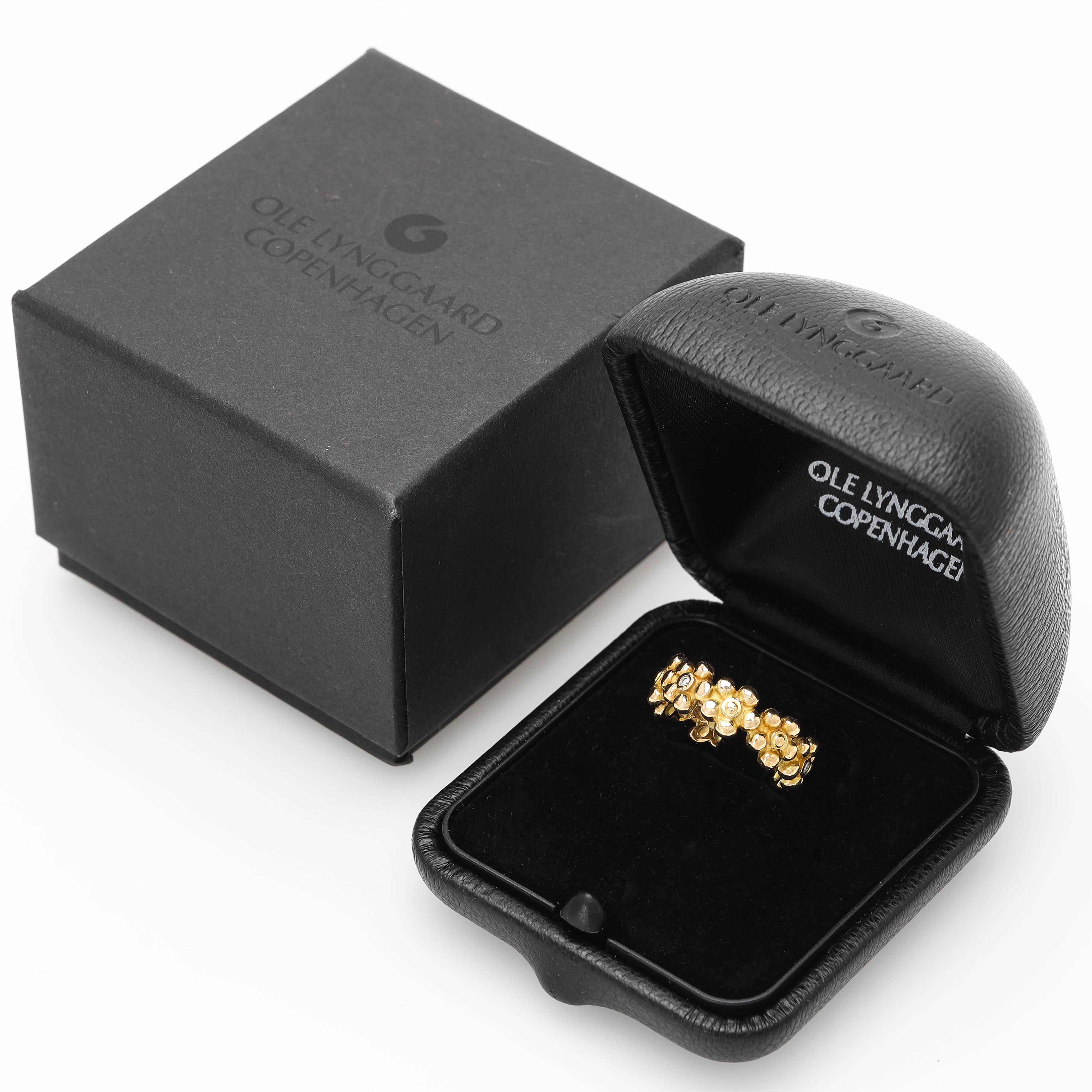 OLE LYNGGAARD. Ring, "Hyldeblomst", 18 k guld med diamanter, box samt ask.