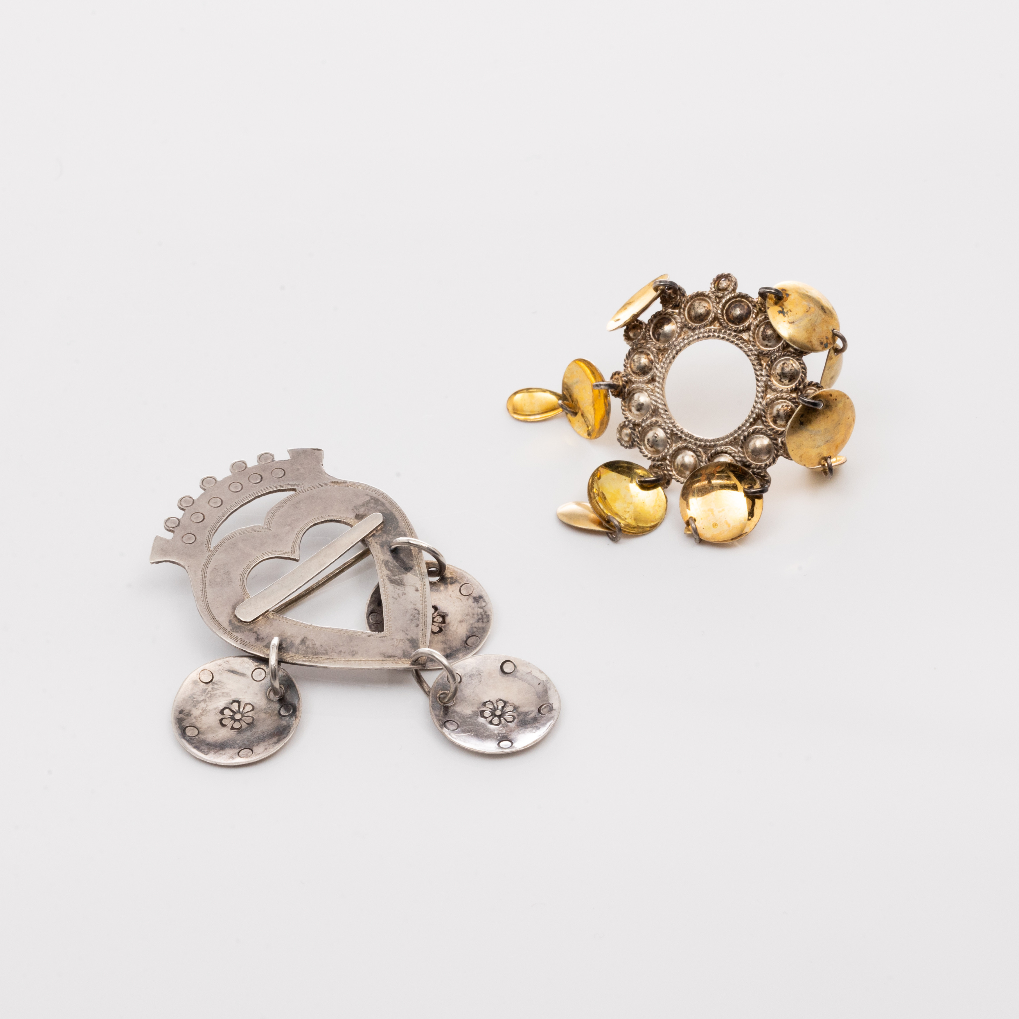 BROSCHER, 2 st, till folkdräkt, Silver, Allmoge.