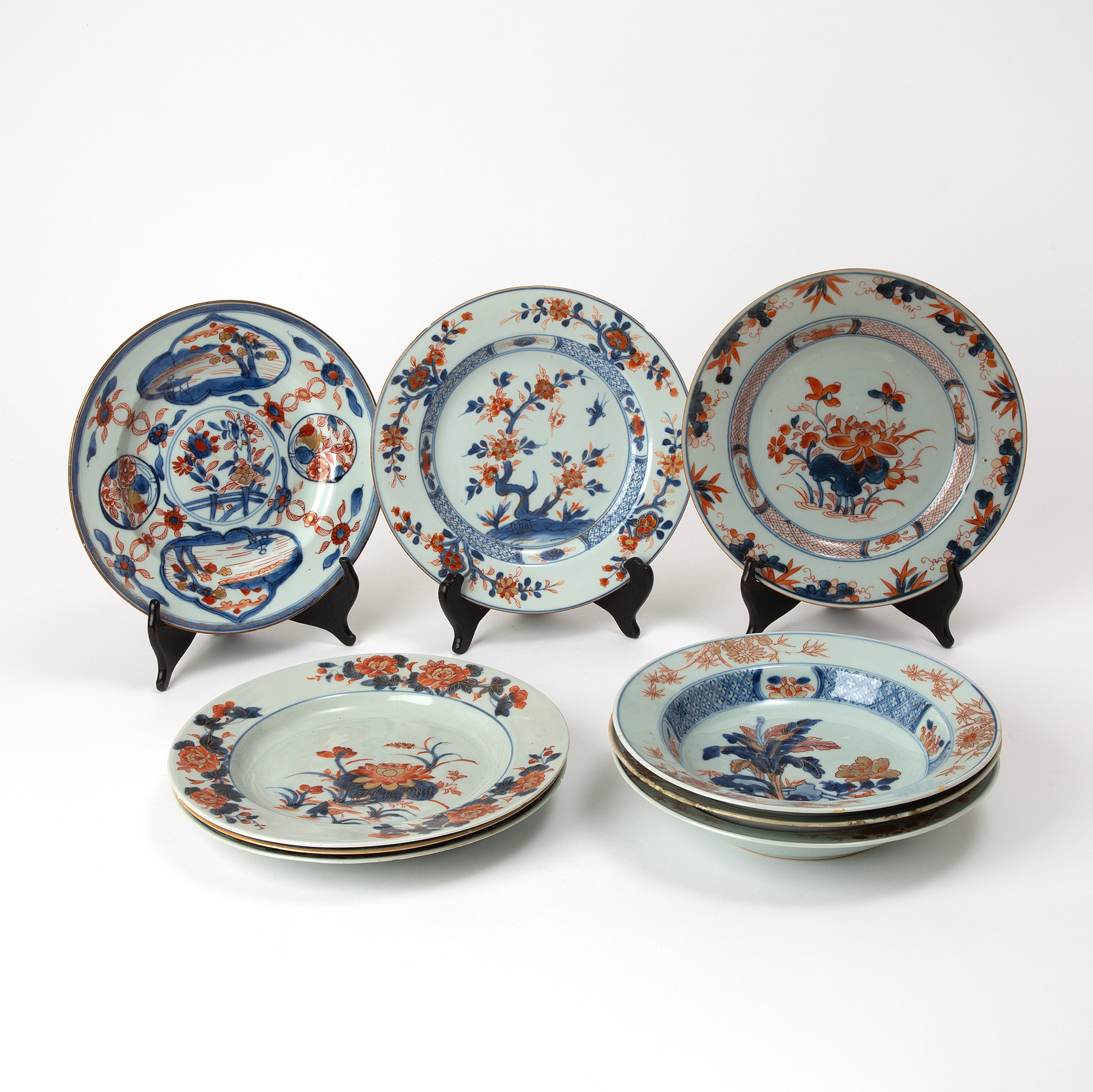 TALLRIKAR. 9 st, porslin, Imari, Kina, Qianlong (1736-1795).