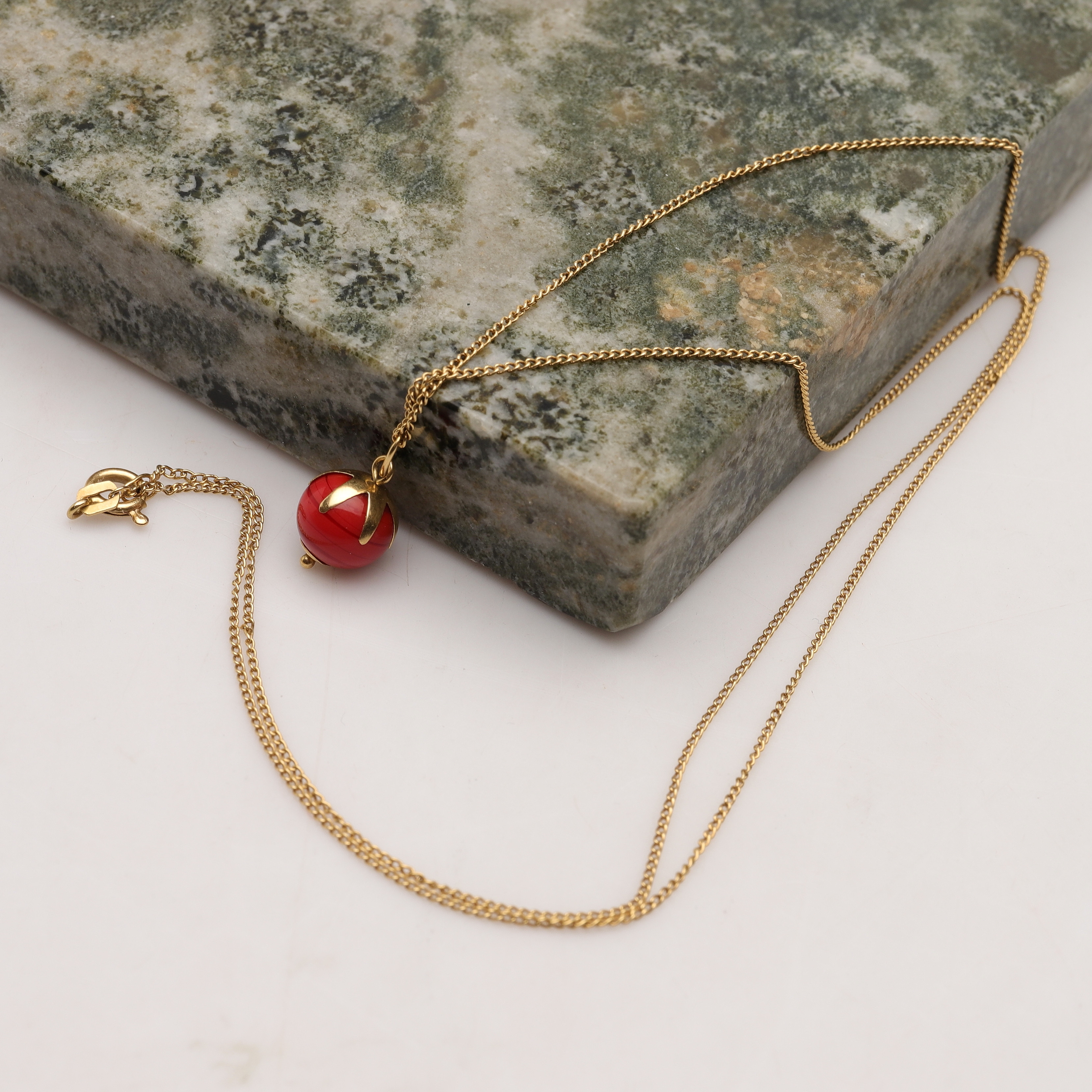 COLLIER, Kedja med hänge, 18k guld, totalvikt ca 3,77g.